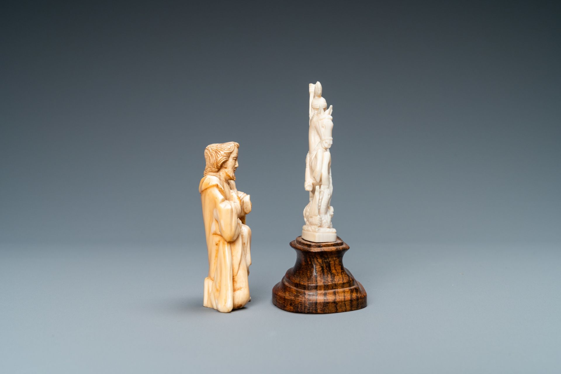 Two ivory figures: a kneeling Saint Joseph, Spain, 17th C. and Saint George with the dragon, 19/20th - Image 5 of 7