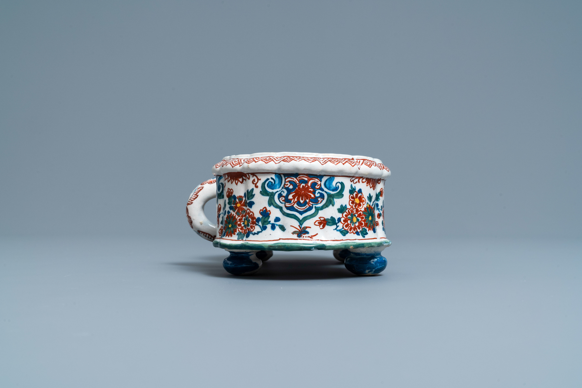 A Dutch Delft cashmere palette cruet set on stand, 1st quarter 18th C. - Image 3 of 19