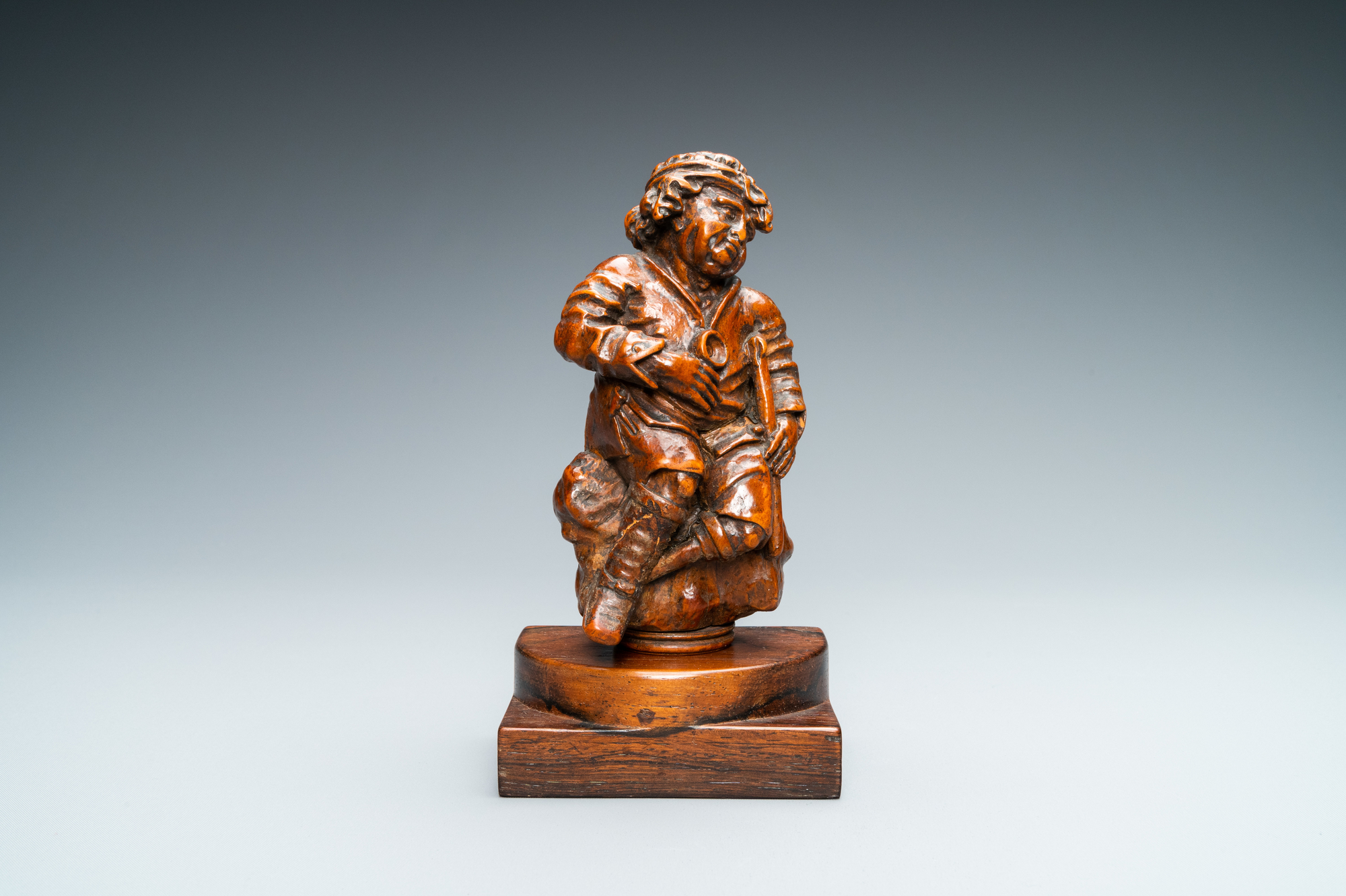 A boxwood figure of a beggar, Flanders, 17/18th C. - Image 2 of 7