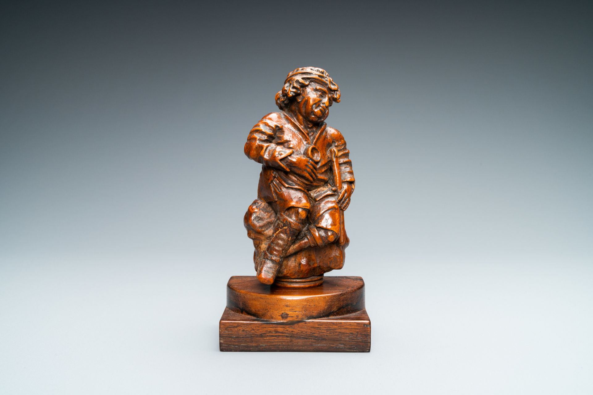 A boxwood figure of a beggar, Flanders, 17/18th C. - Image 2 of 7