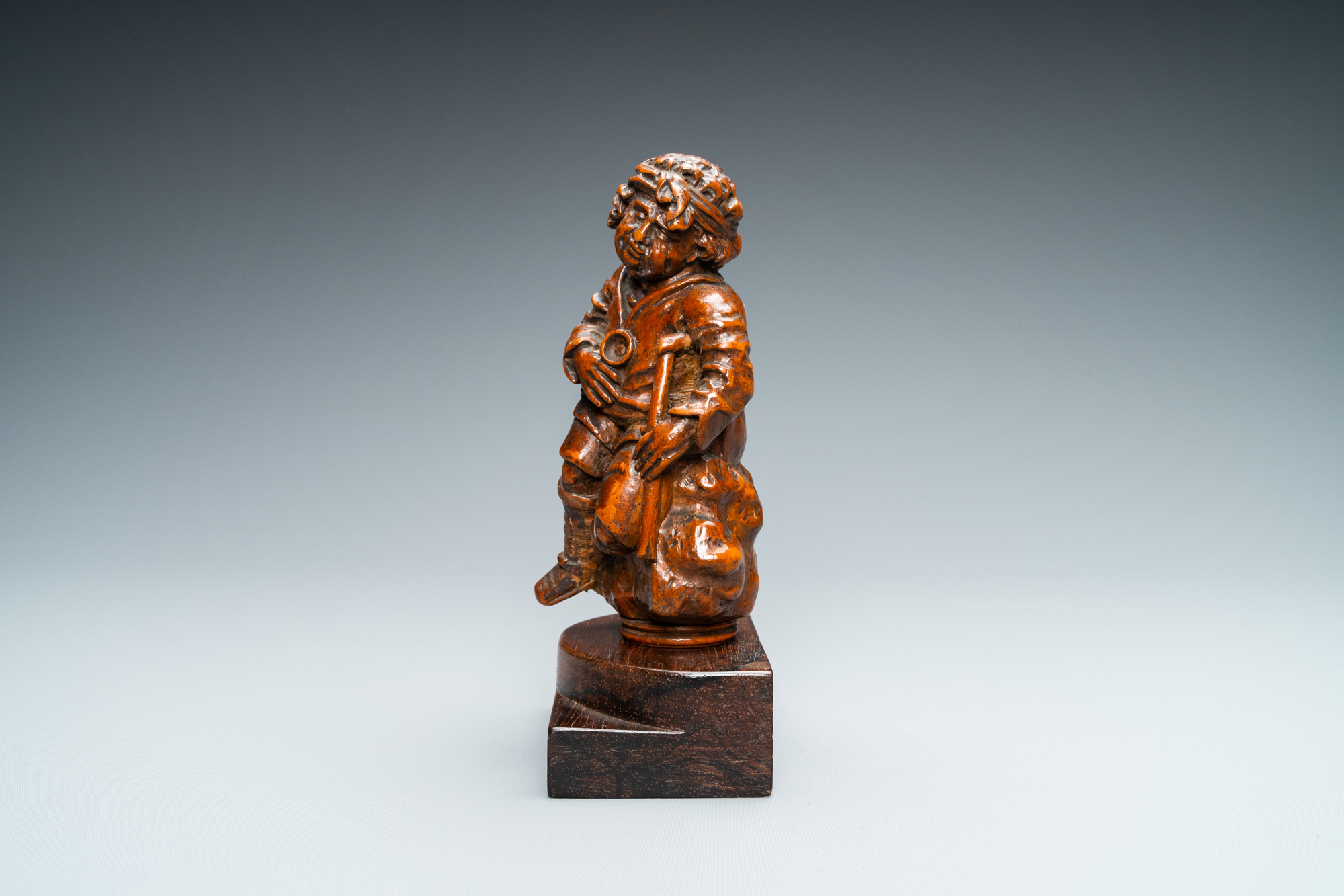 A boxwood figure of a beggar, Flanders, 17/18th C. - Image 3 of 7