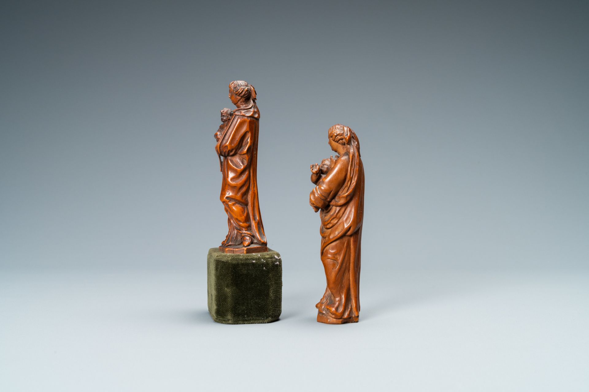 Two boxwood figures of a Madonna with child, Flanders, 17th C. - Image 3 of 7
