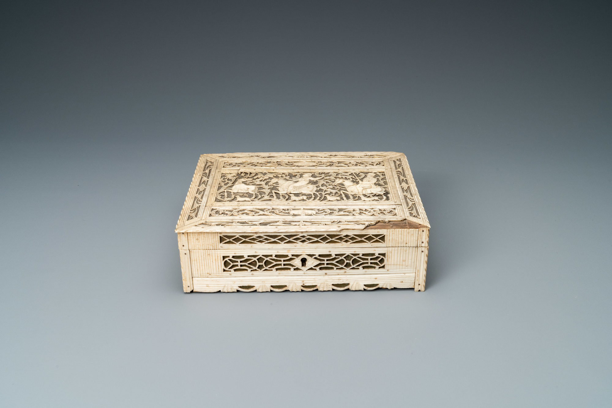 A reticulated bone and wood hunting scene box, Arkhangelsk, Kholmogory, Russia, 18th C. - Image 2 of 9