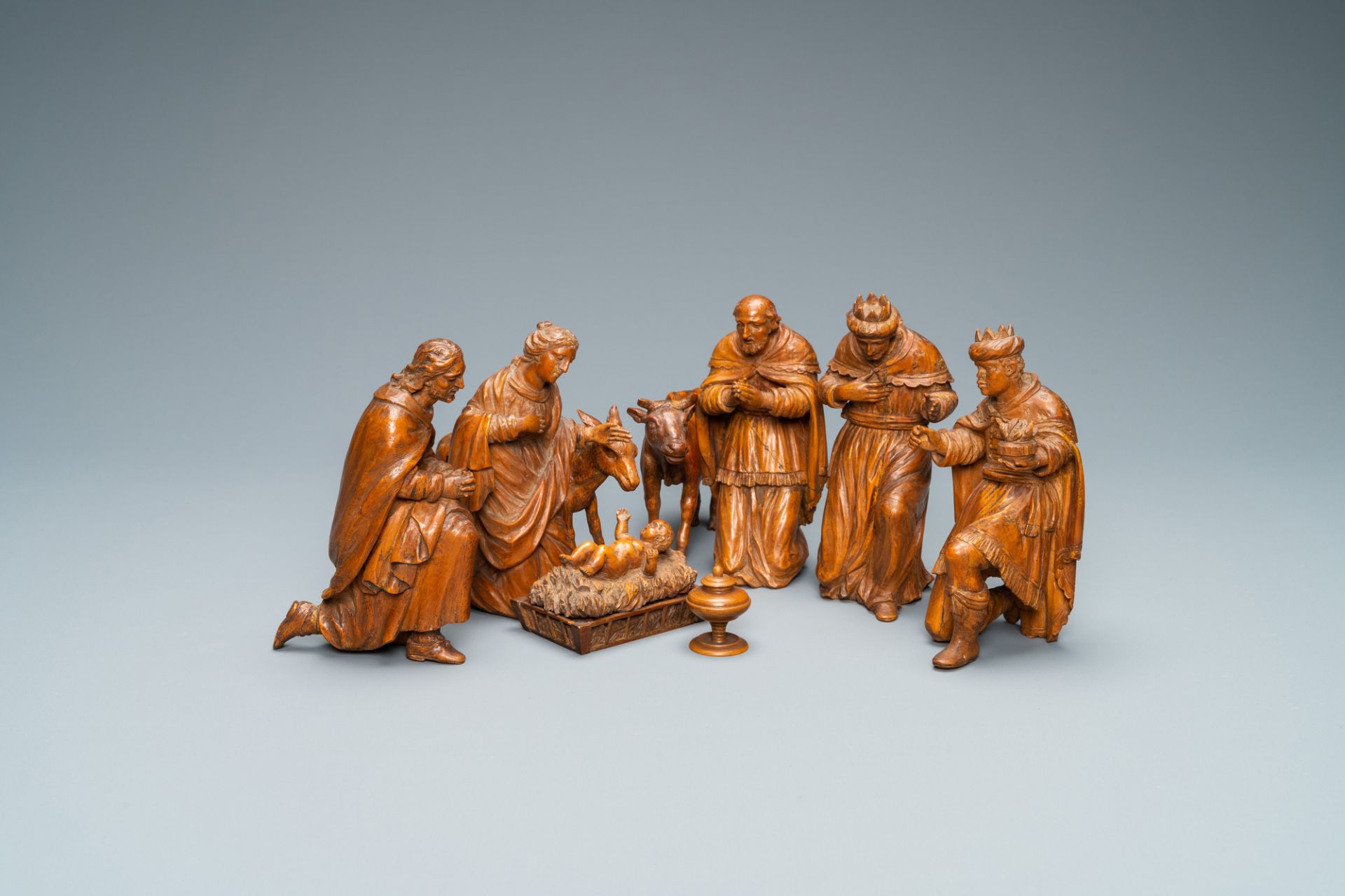 A wooden 'The adoration of the magi' group, Italy, 18th C. - Image 2 of 15