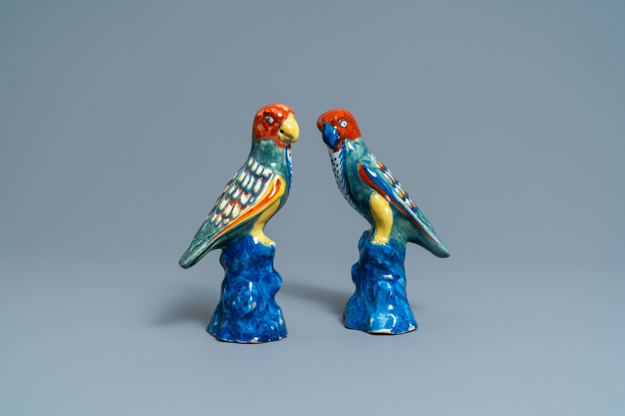 A pair of polychrome Dutch Delft models of parrots, 18th C. - Image 2 of 8