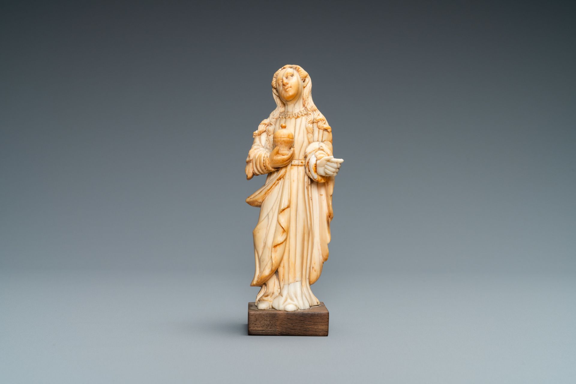 An Indo-Portuguese ivory figure of Mary Magdalen with an ointment jar, probably Goa, 17/18th C. - Image 3 of 7