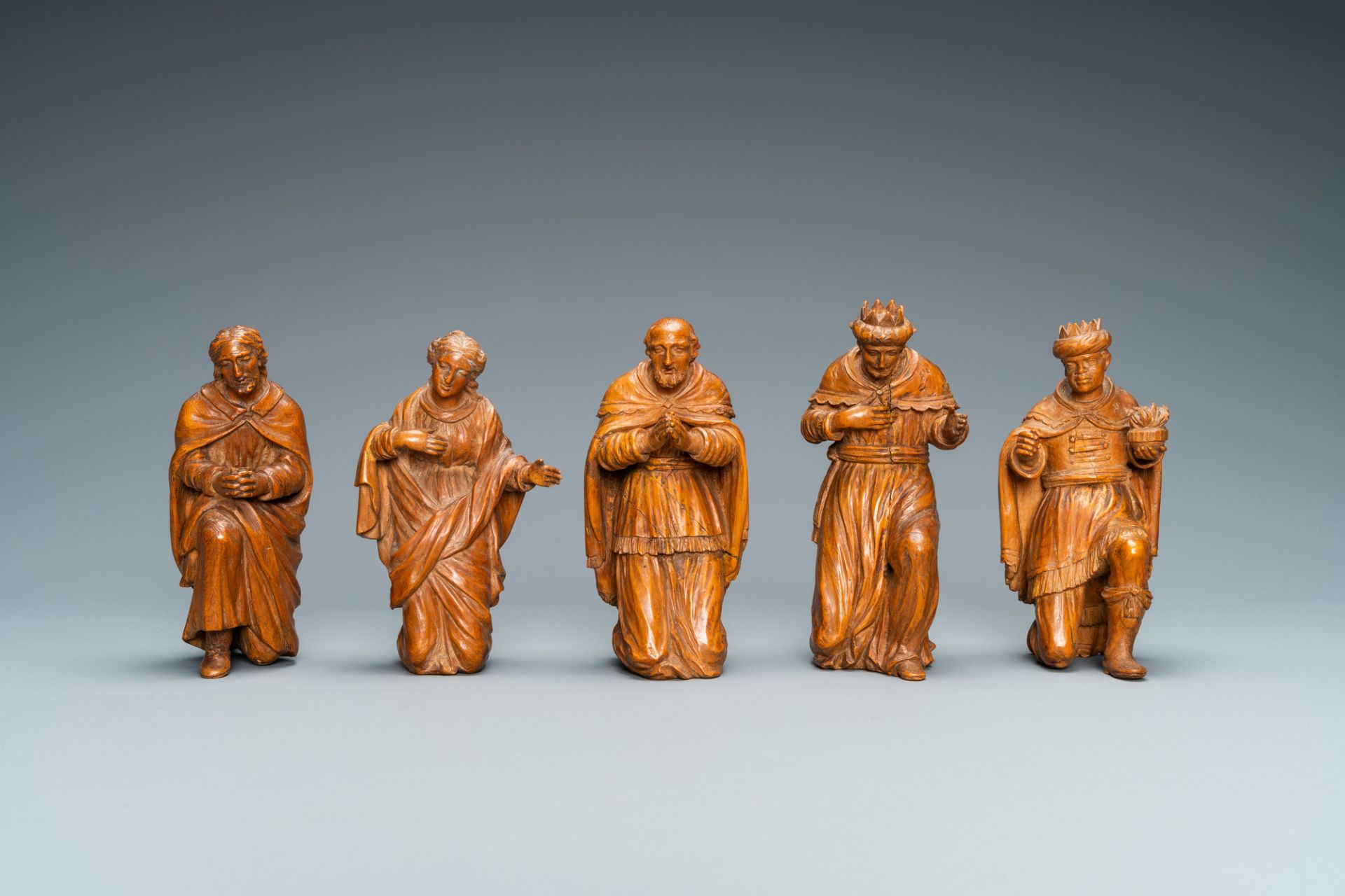 A wooden 'The adoration of the magi' group, Italy, 18th C. - Image 4 of 15