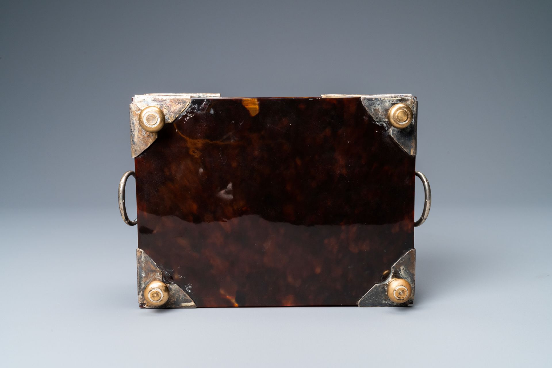 A Dutch colonial silver-mounted tortoise shell sirih casket, ca. 1700 - Image 10 of 10