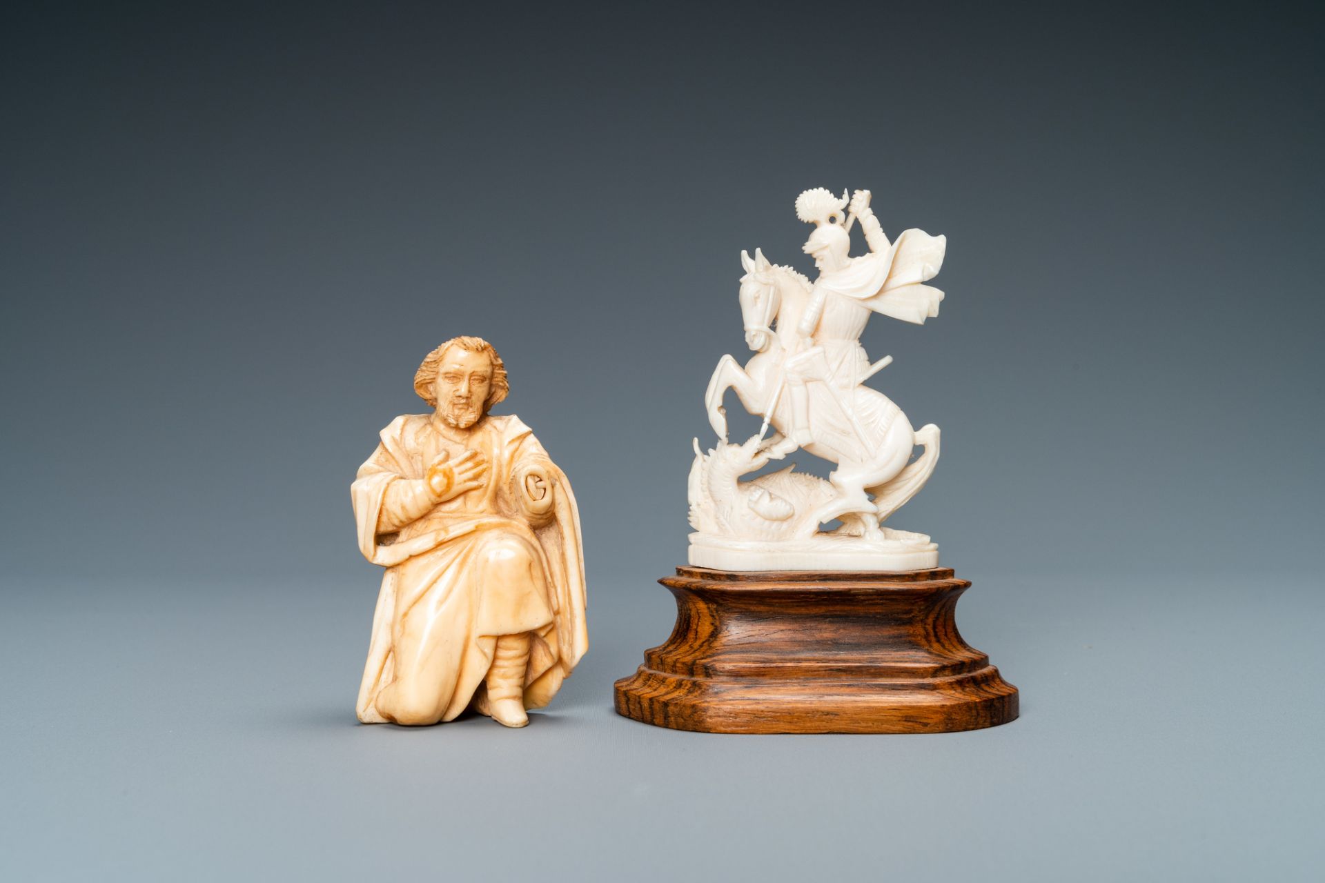 Two ivory figures: a kneeling Saint Joseph, Spain, 17th C. and Saint George with the dragon, 19/20th - Image 2 of 7