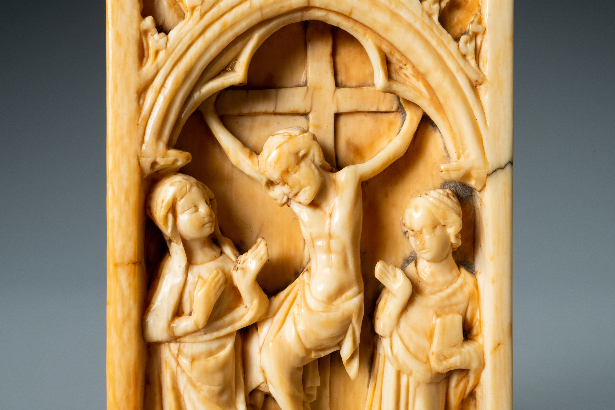 The right panel of an ivory 'Crucifixion' diptych, probably Paris, 14th C. - Image 8 of 9