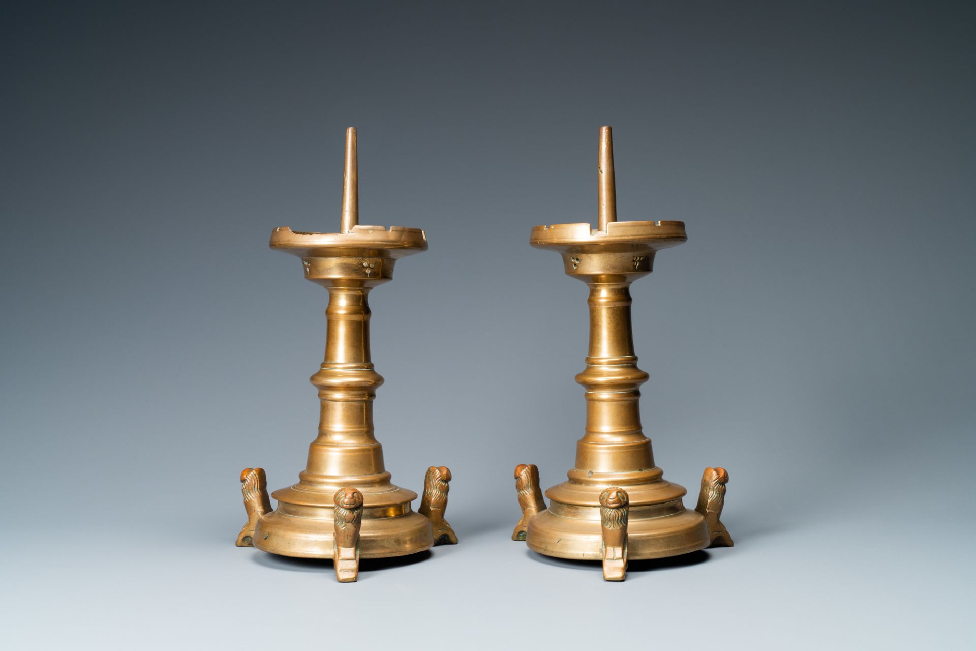 A pair of brass alloy candlesticks on lion feet, The Netherlands, 1st half 15th C. - Image 4 of 6
