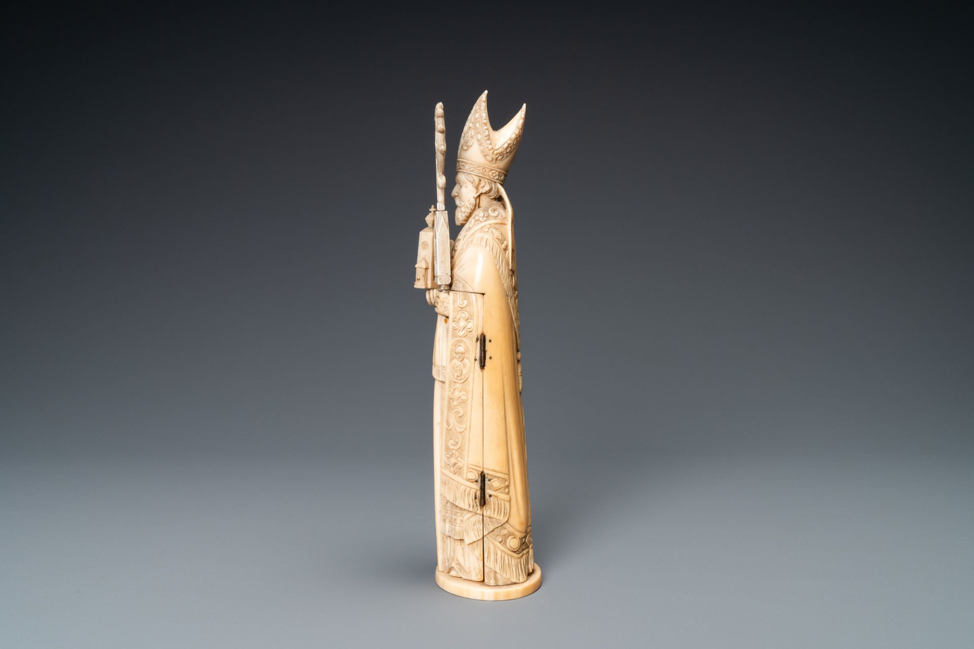 An ivory triptych figure depicting a bishop, Dieppe, France, 19th C. - Image 5 of 9
