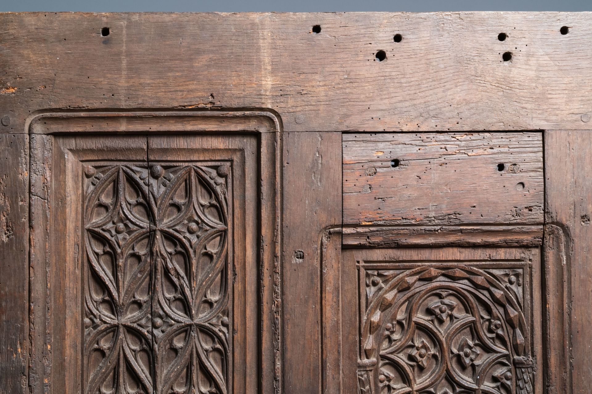 A carved oak front panel of a coffer with tracery panels, 15th C. - Bild 3 aus 9