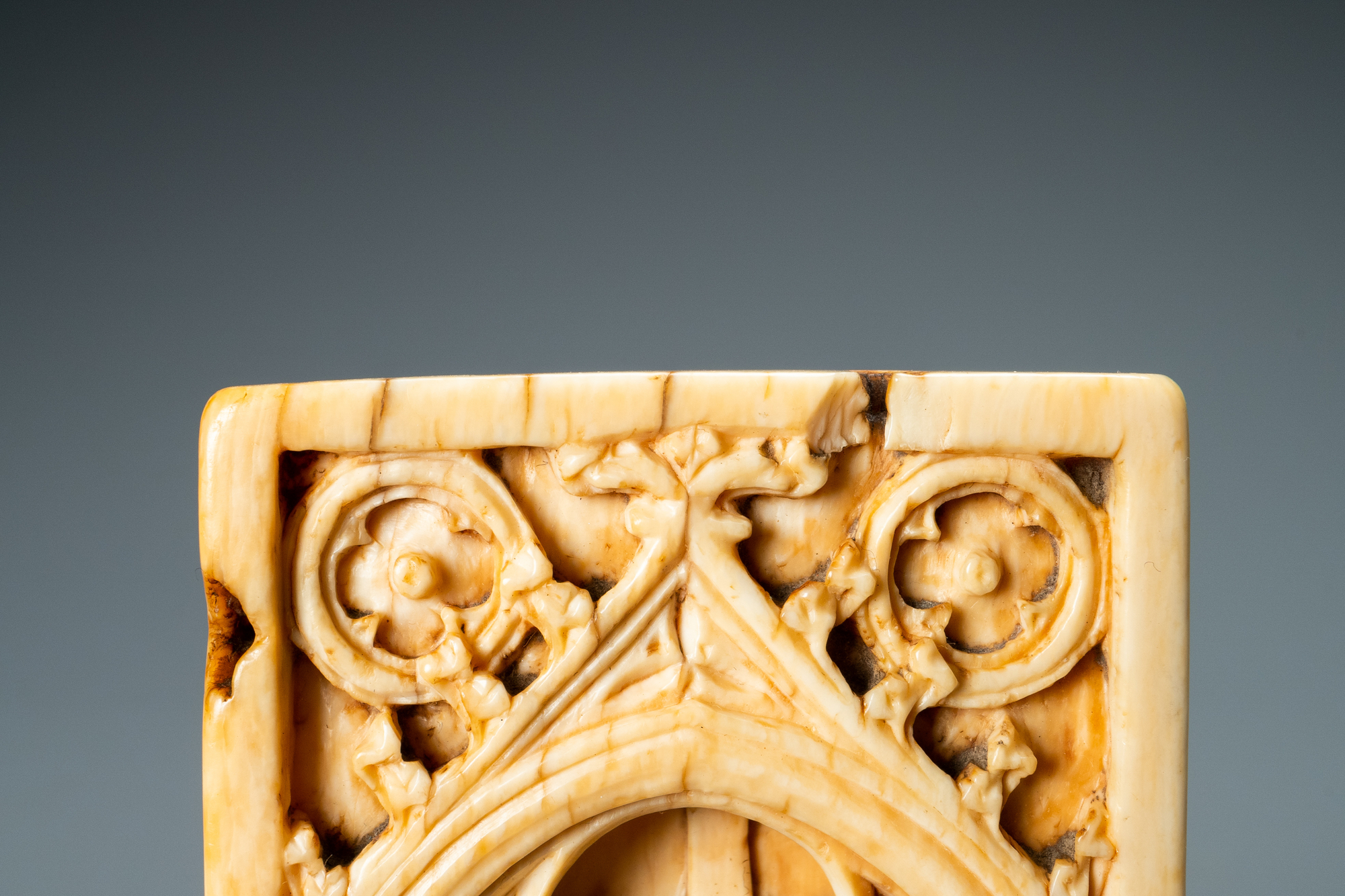 The right panel of an ivory 'Crucifixion' diptych, probably Paris, 14th C. - Image 7 of 9