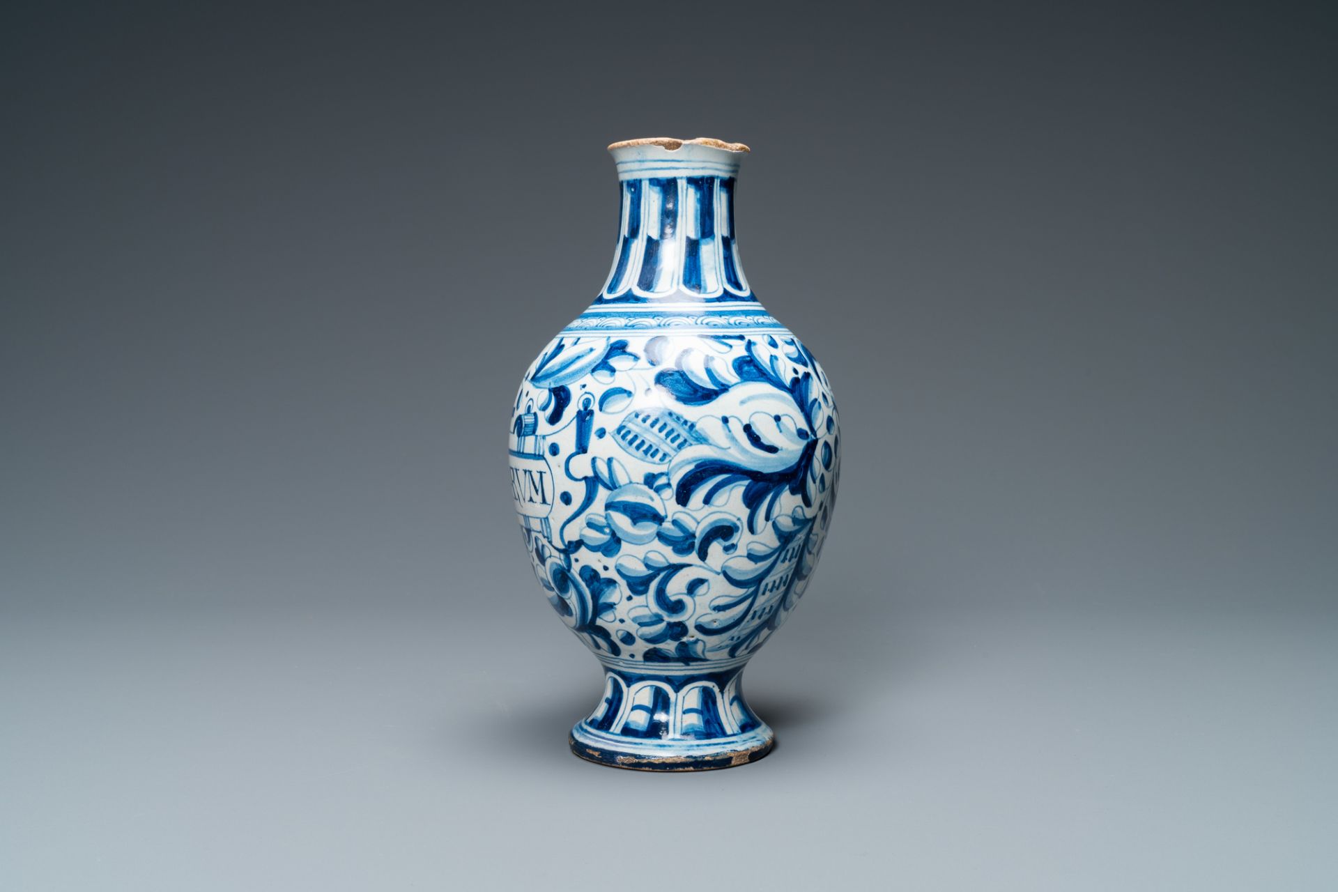 A blue and white Antwerp maiolica 'a foglie' pharmacy bottle, 2nd half 16th C. - Image 2 of 6