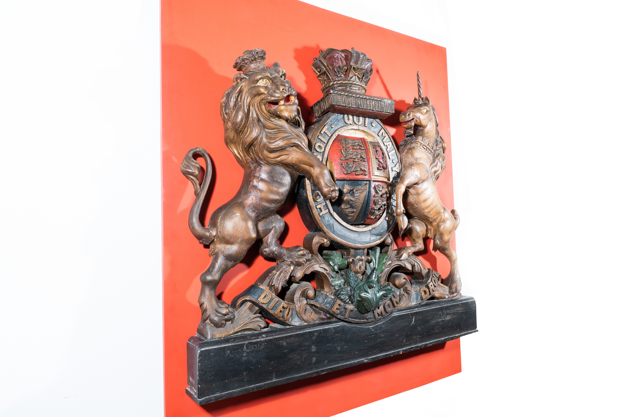 A large polychromed wooden Royal coat of arms of the United Kingdom, 19th C. - Image 10 of 16