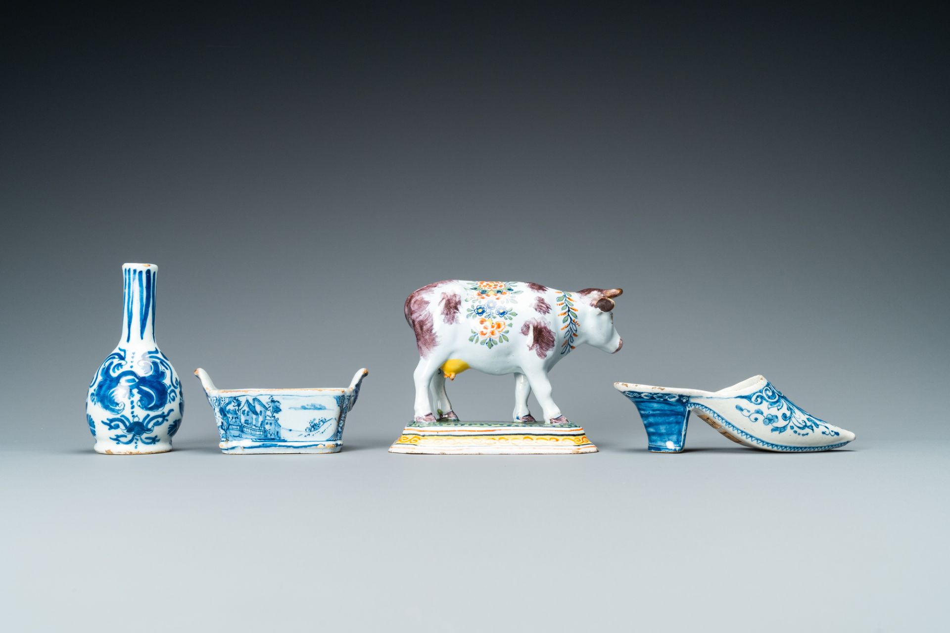 A varied collection of blue and white and polychrome Delftware, 18/19th C. - Bild 5 aus 14
