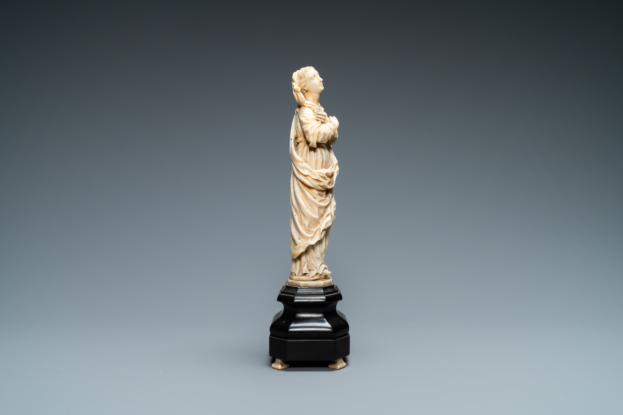 An ivory figure of a Madonna on wooden stand, Flanders or Germany, 17th C. - Image 5 of 7