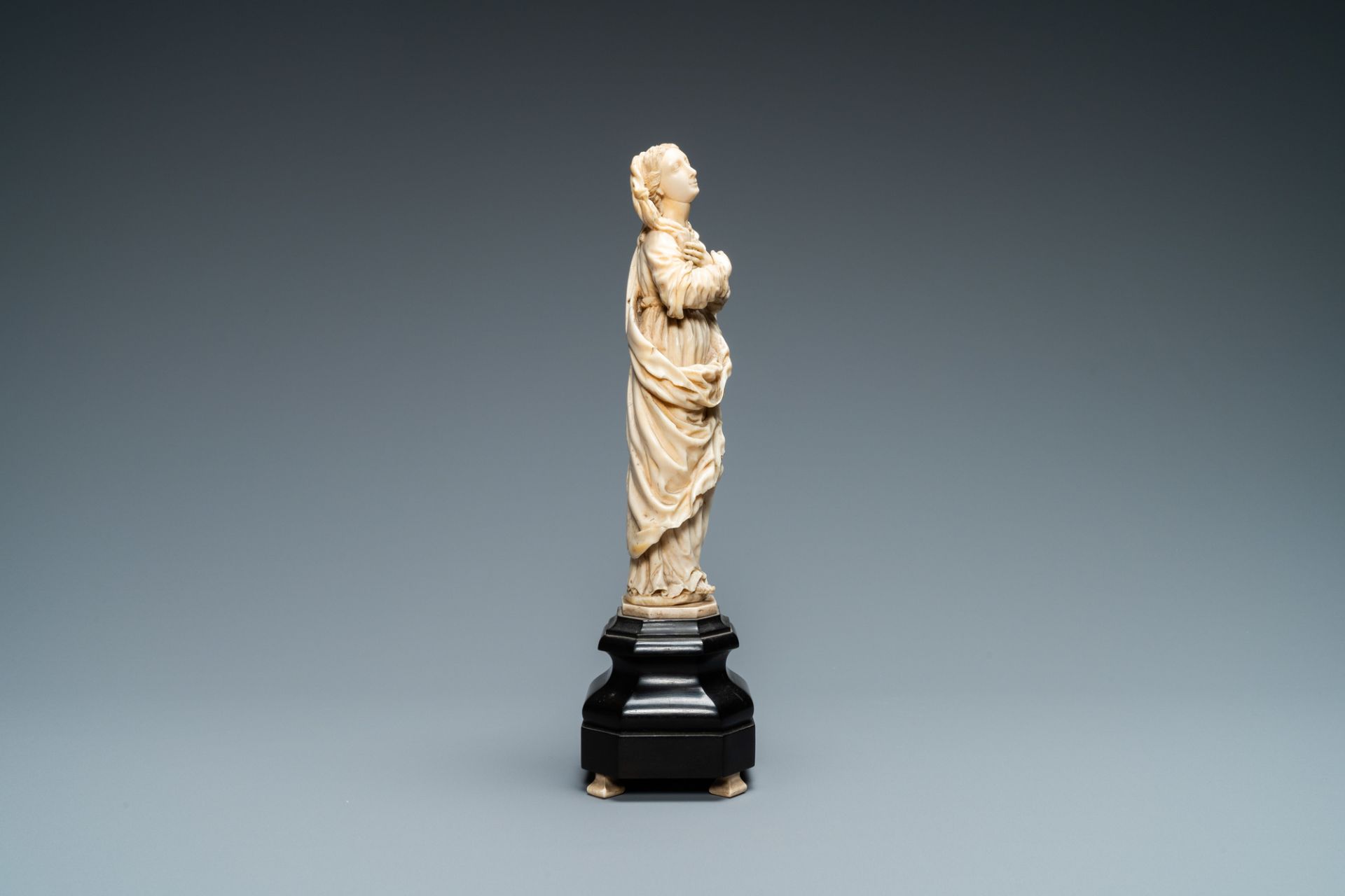 An ivory figure of a Madonna on wooden stand, Flanders or Germany, 17th C. - Bild 5 aus 7