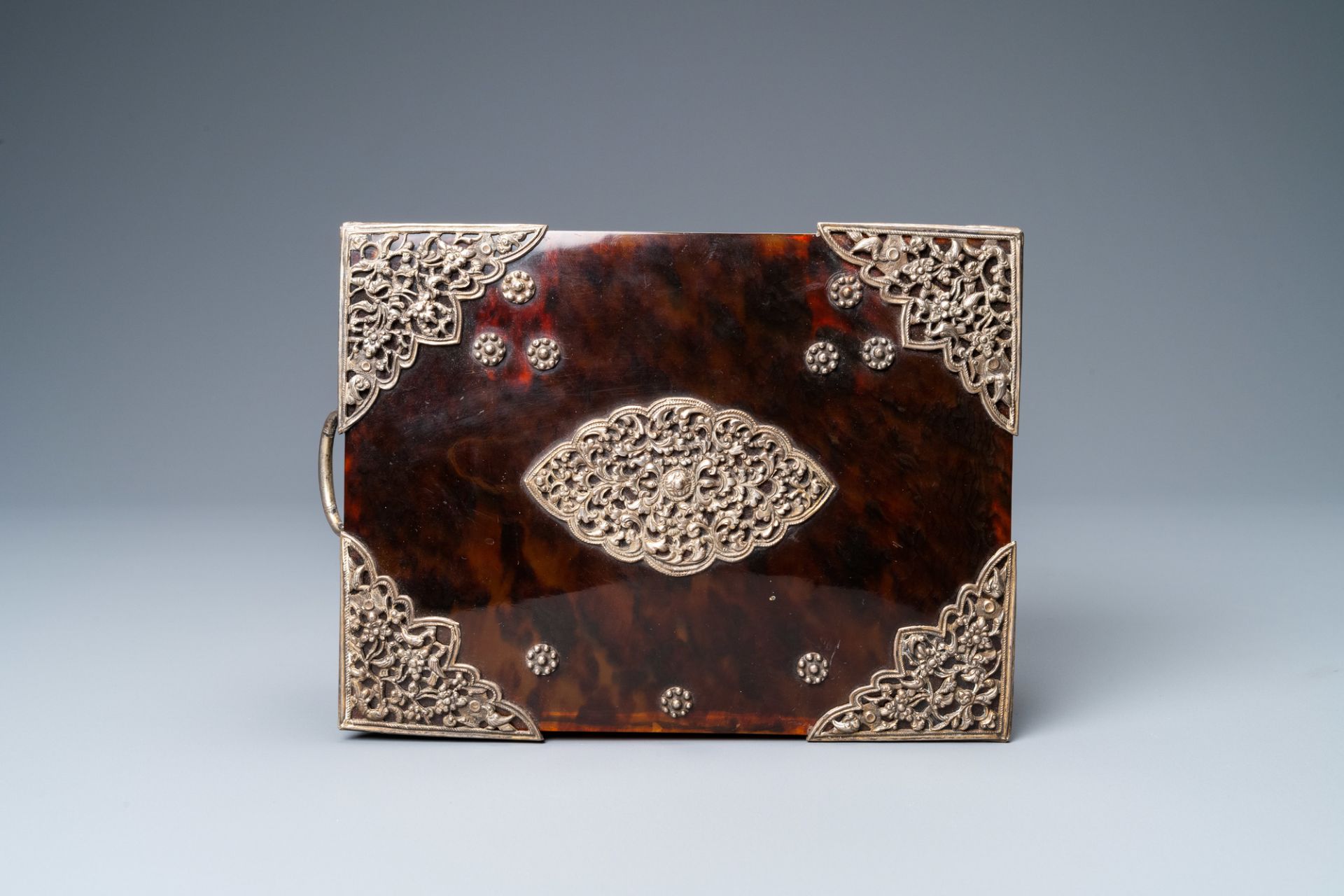 A Dutch colonial silver-mounted tortoise shell sirih casket, ca. 1700 - Image 9 of 10