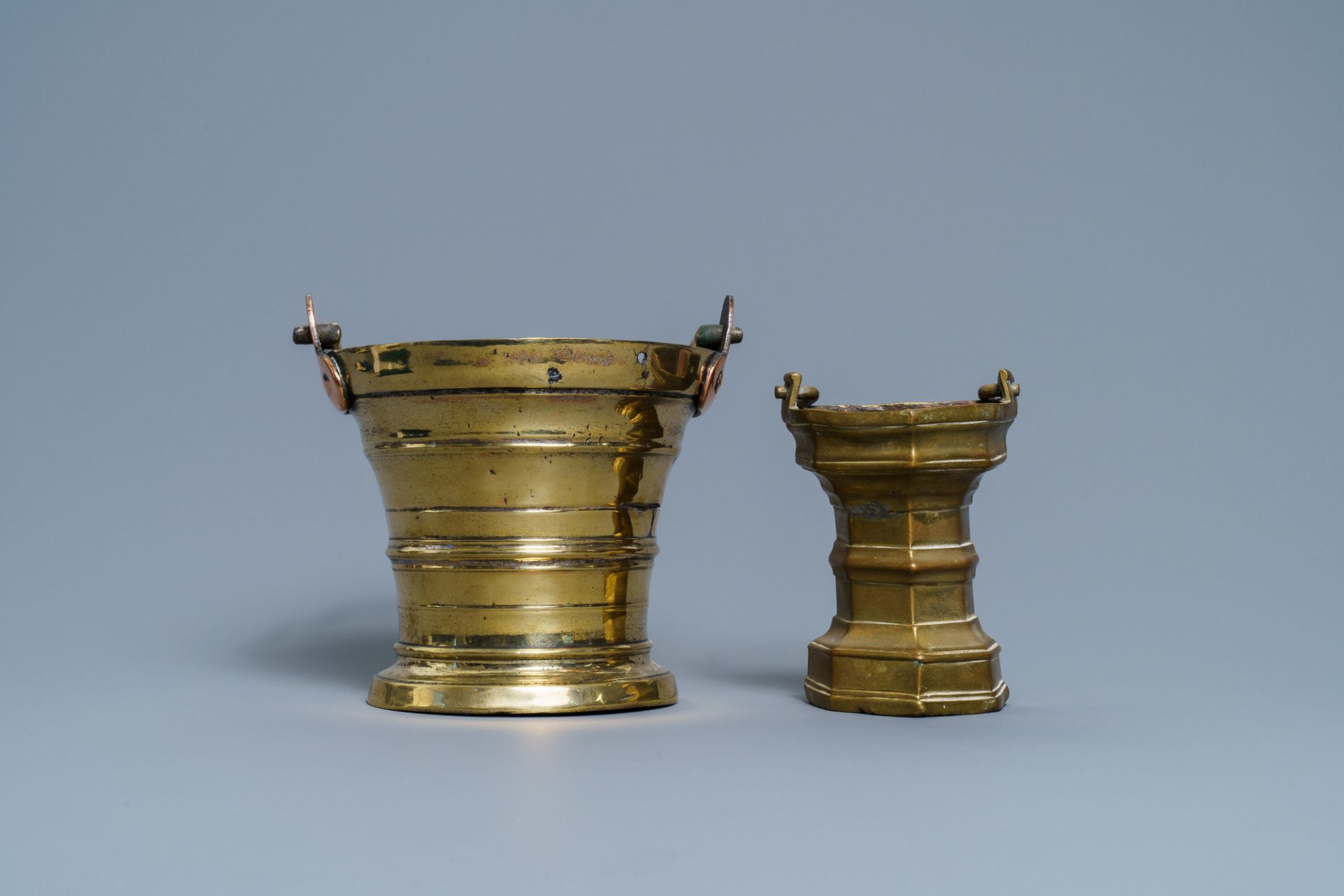 Two Flemish bronze holy water buckets, 1st half 16th C. - Bild 2 aus 7