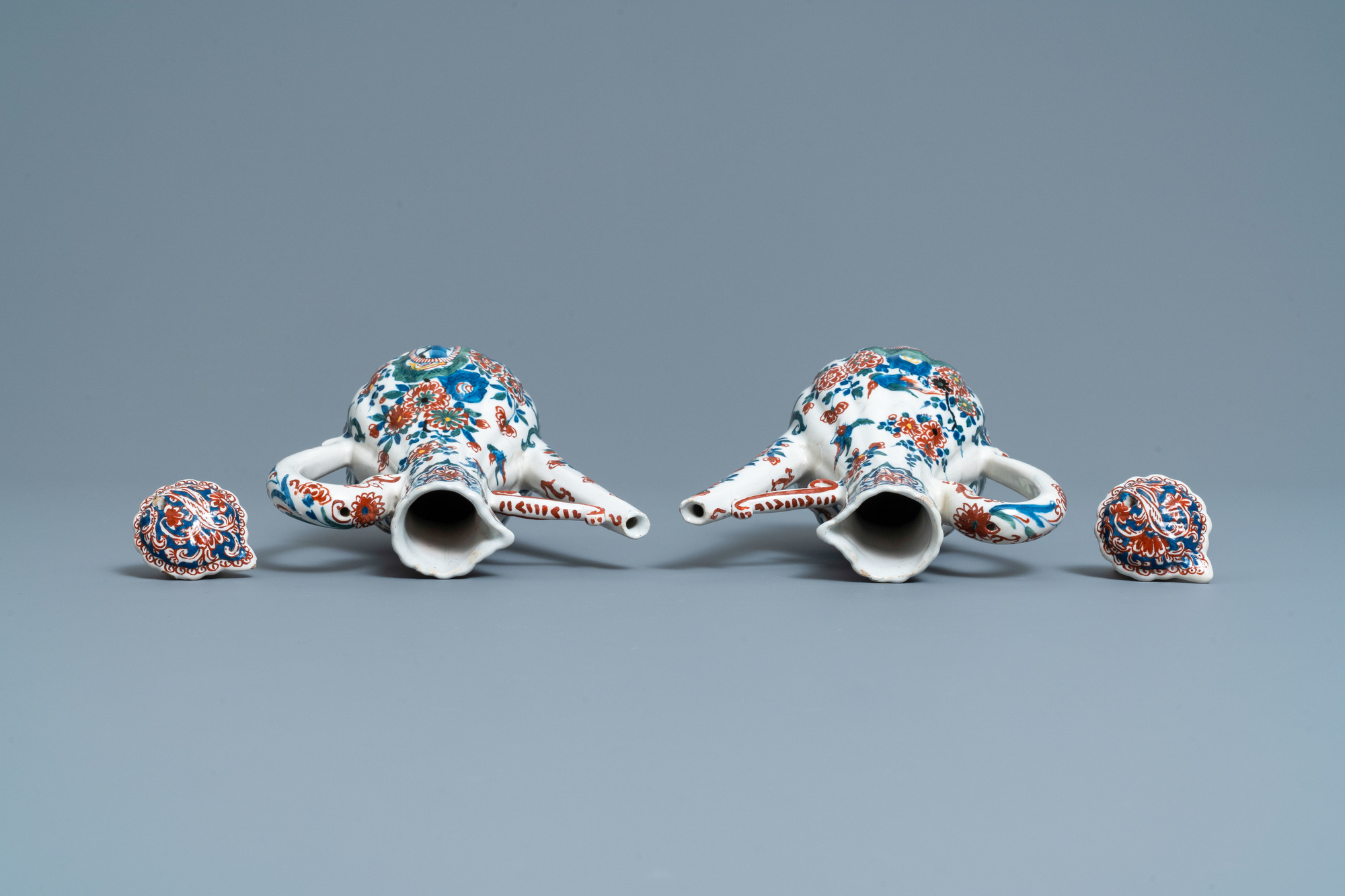 A Dutch Delft cashmere palette cruet set on stand, 1st quarter 18th C. - Image 12 of 19