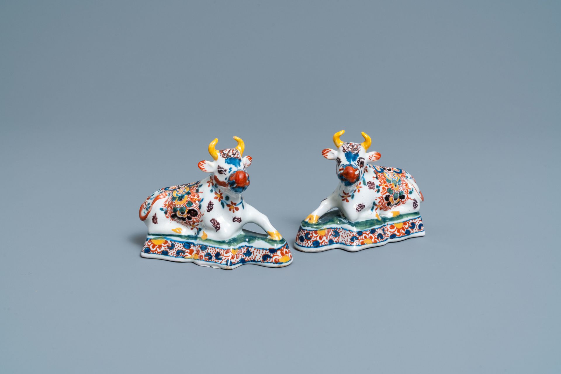 A pair of polychrome Dutch Delft models of cows, 18th C. - Bild 2 aus 14