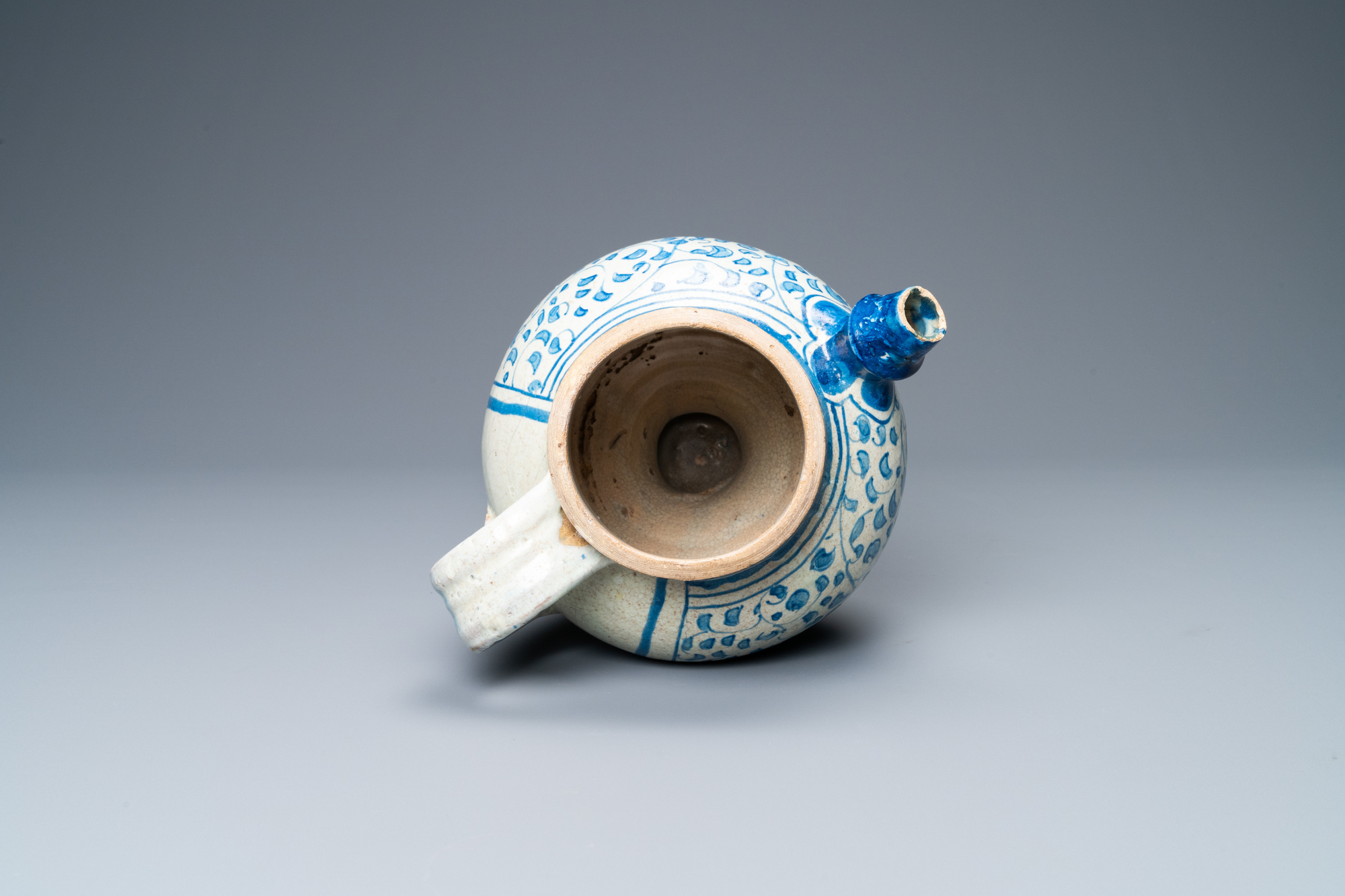 A blue and white Antwerp maiolica 'a foglie' wet drug jar, mid 16th C. - Image 6 of 15