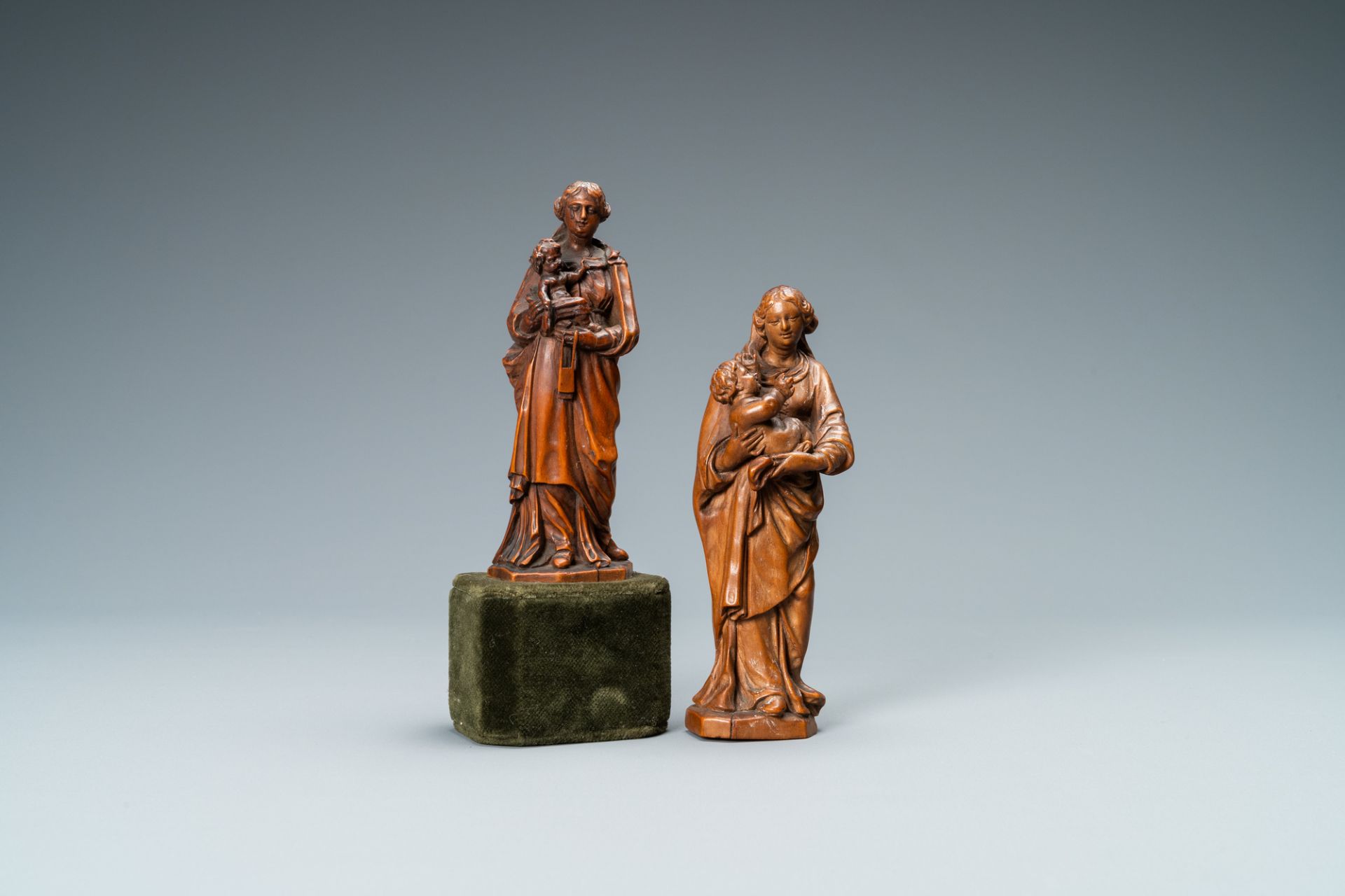 Two boxwood figures of a Madonna with child, Flanders, 17th C. - Image 2 of 7