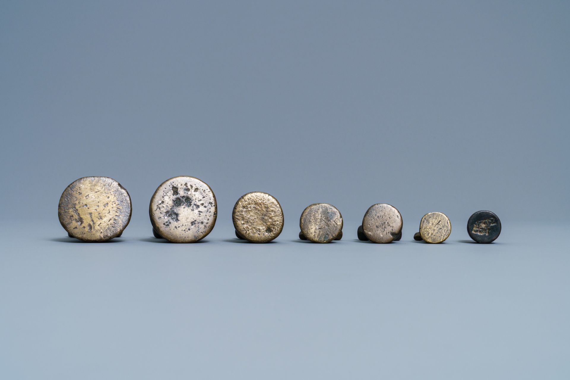 Fourteen bronze weights, France, 16/18th C. - Bild 7 aus 16