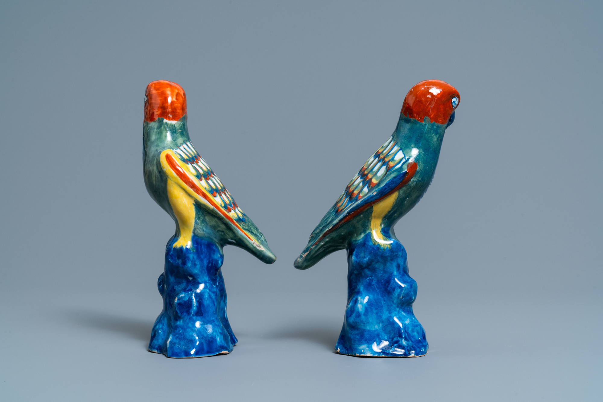 A pair of polychrome Dutch Delft models of parrots, 18th C. - Image 5 of 8