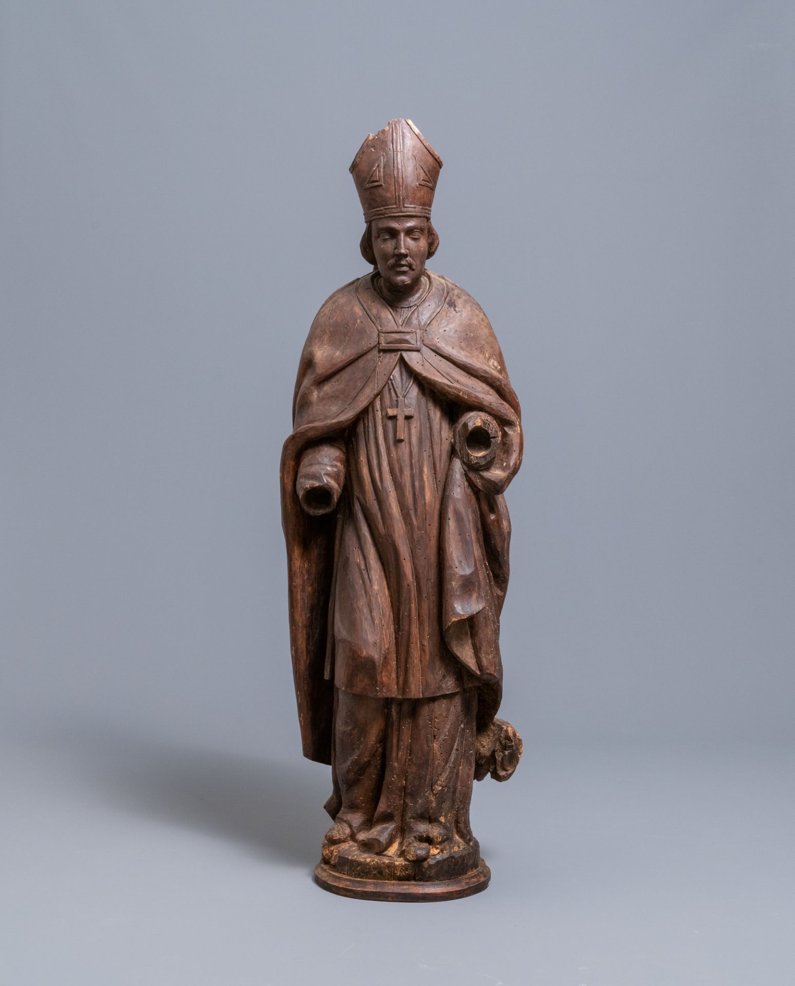 A large limewood figure of a bishop, 18th C. - Image 2 of 7