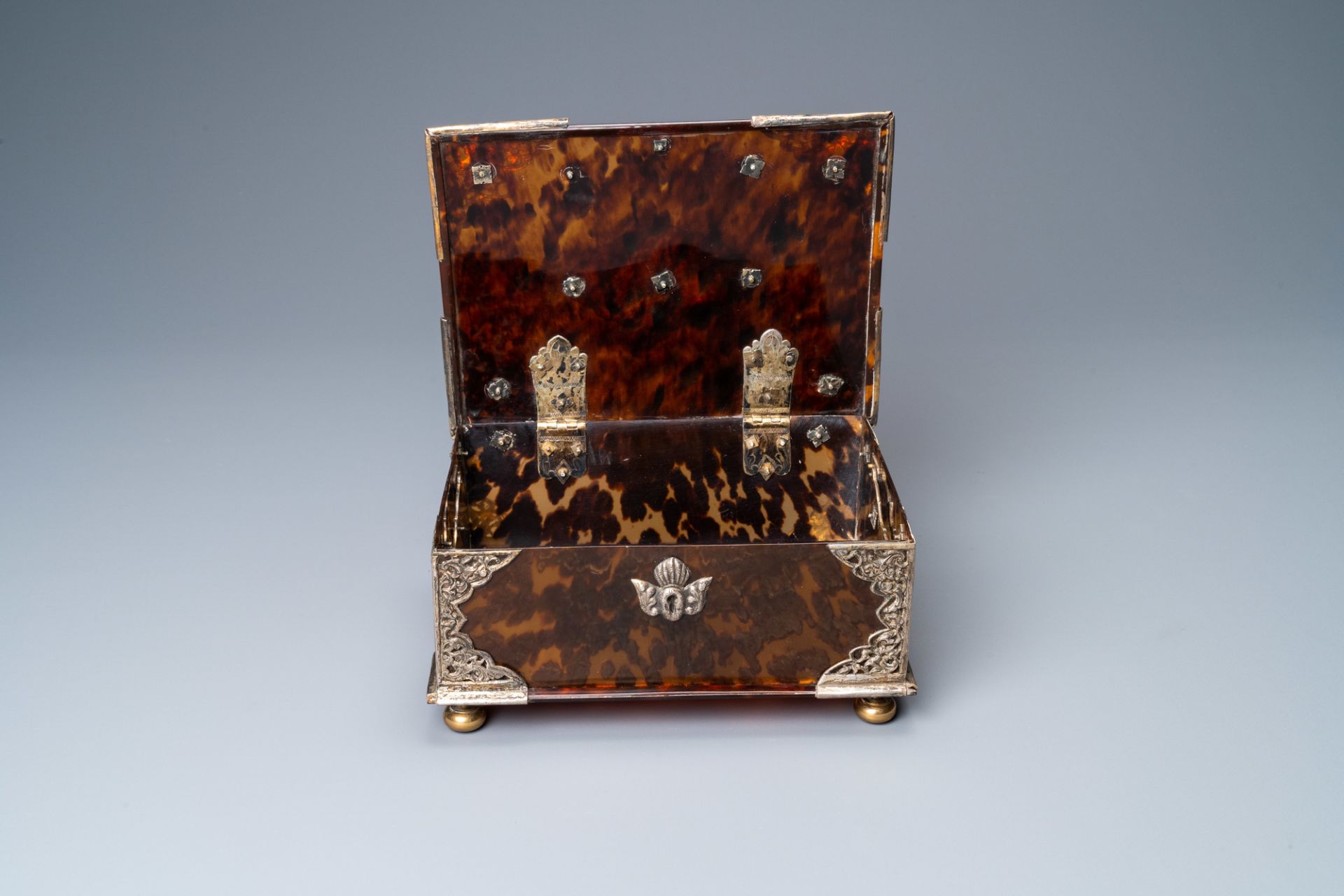 A Dutch colonial silver-mounted tortoise shell sirih casket, ca. 1700 - Image 4 of 10