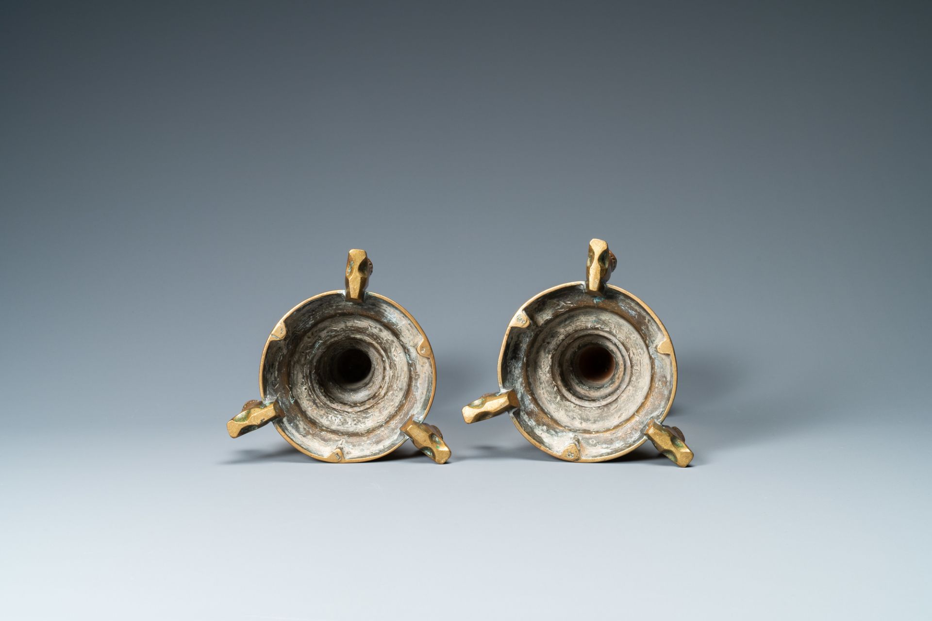 A pair of brass alloy candlesticks on lion feet, The Netherlands, 1st half 15th C. - Image 6 of 6
