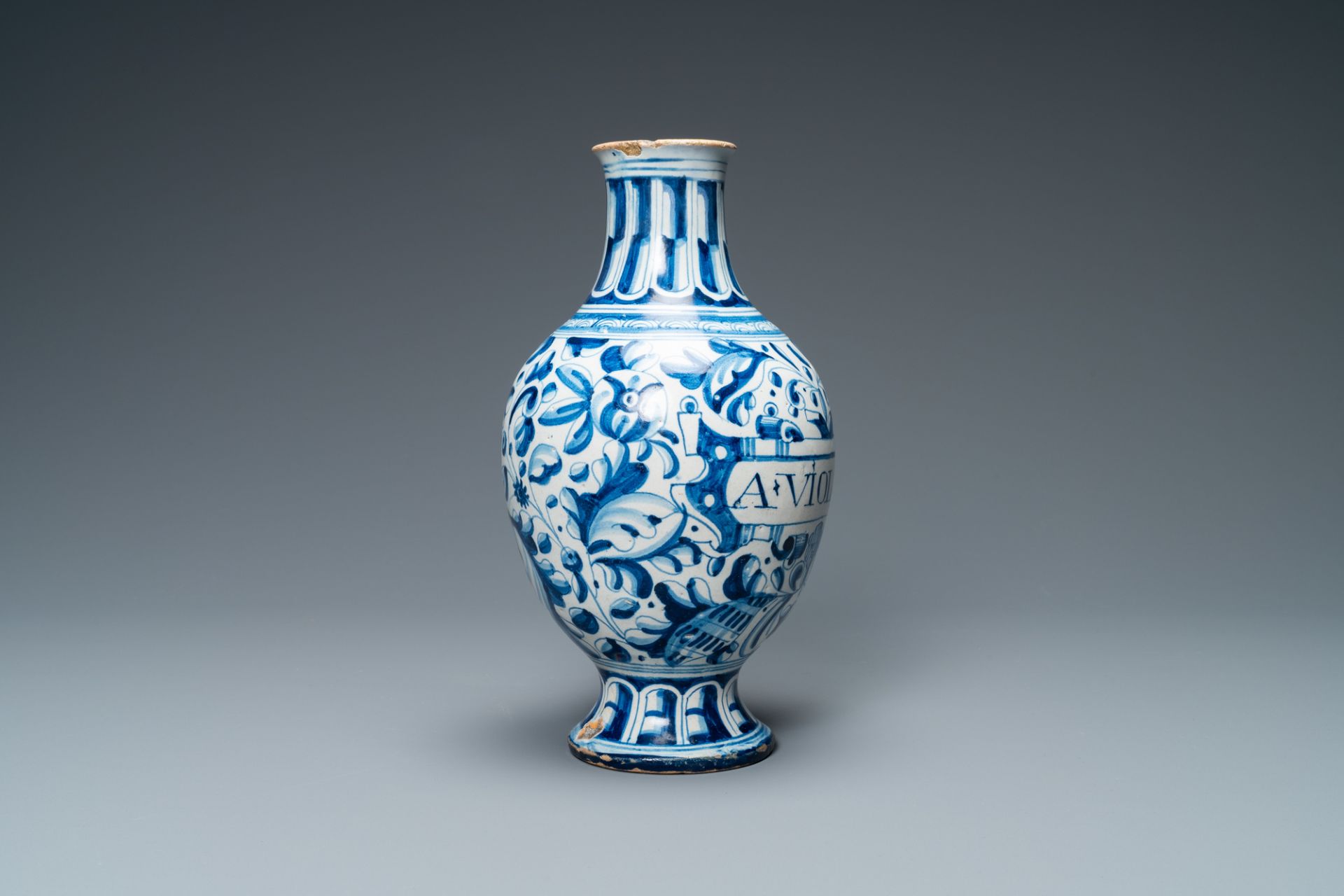 A blue and white Antwerp maiolica 'a foglie' pharmacy bottle, 2nd half 16th C. - Image 4 of 6