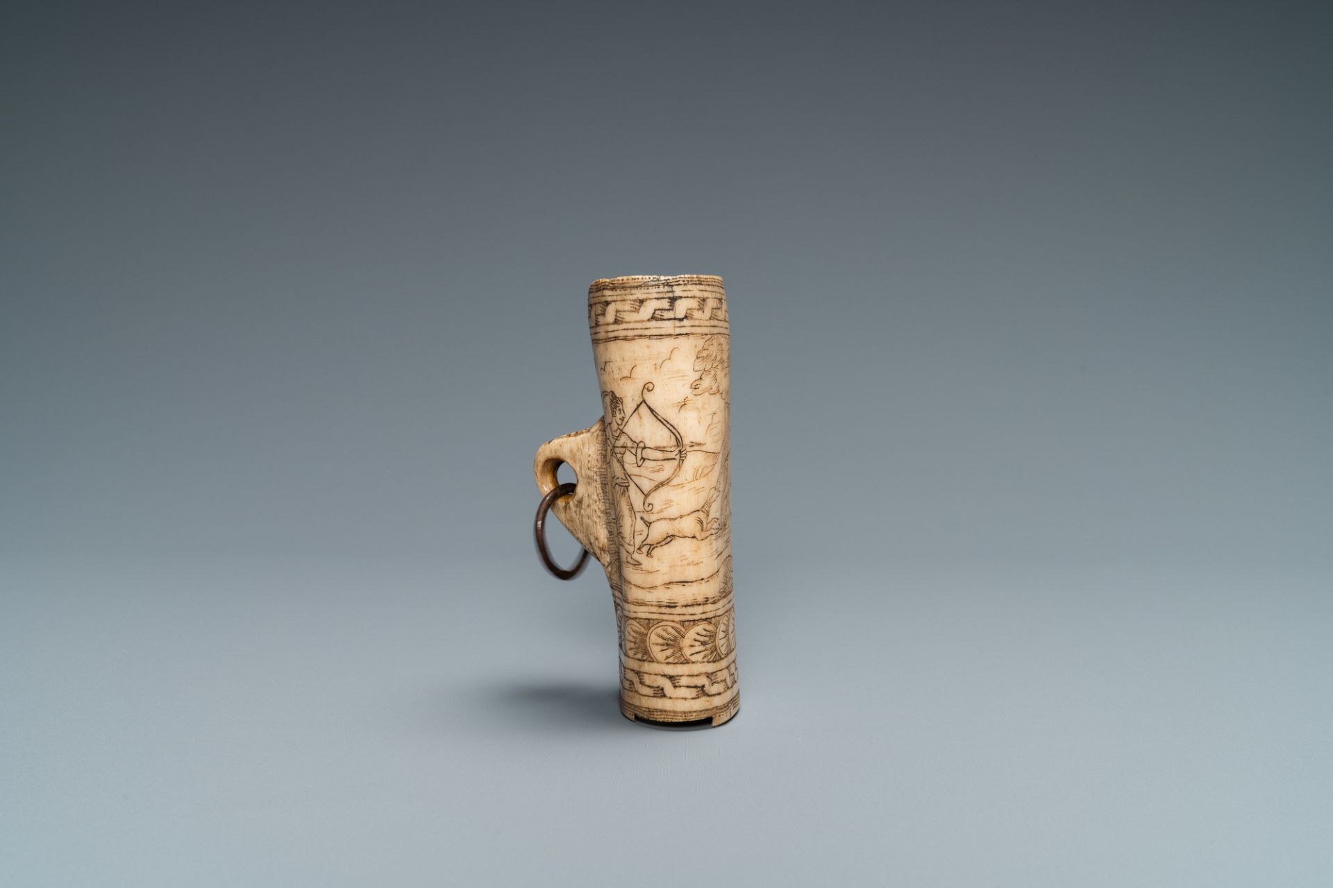 The central part of a stag horn powder flask with engraved design of 'Diana hunting deer', 17th C. - Image 5 of 7