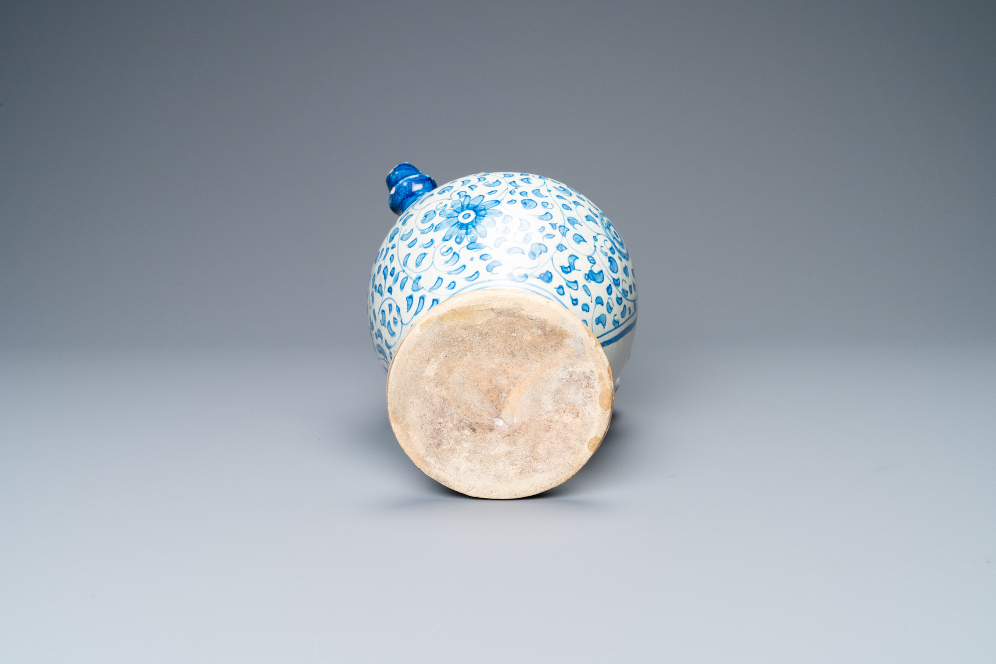 A blue and white Antwerp maiolica 'a foglie' wet drug jar, mid 16th C. - Image 7 of 15