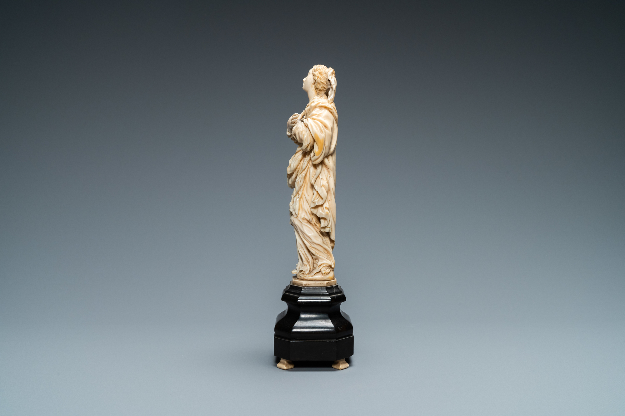 An ivory figure of a Madonna on wooden stand, Flanders or Germany, 17th C. - Image 3 of 7