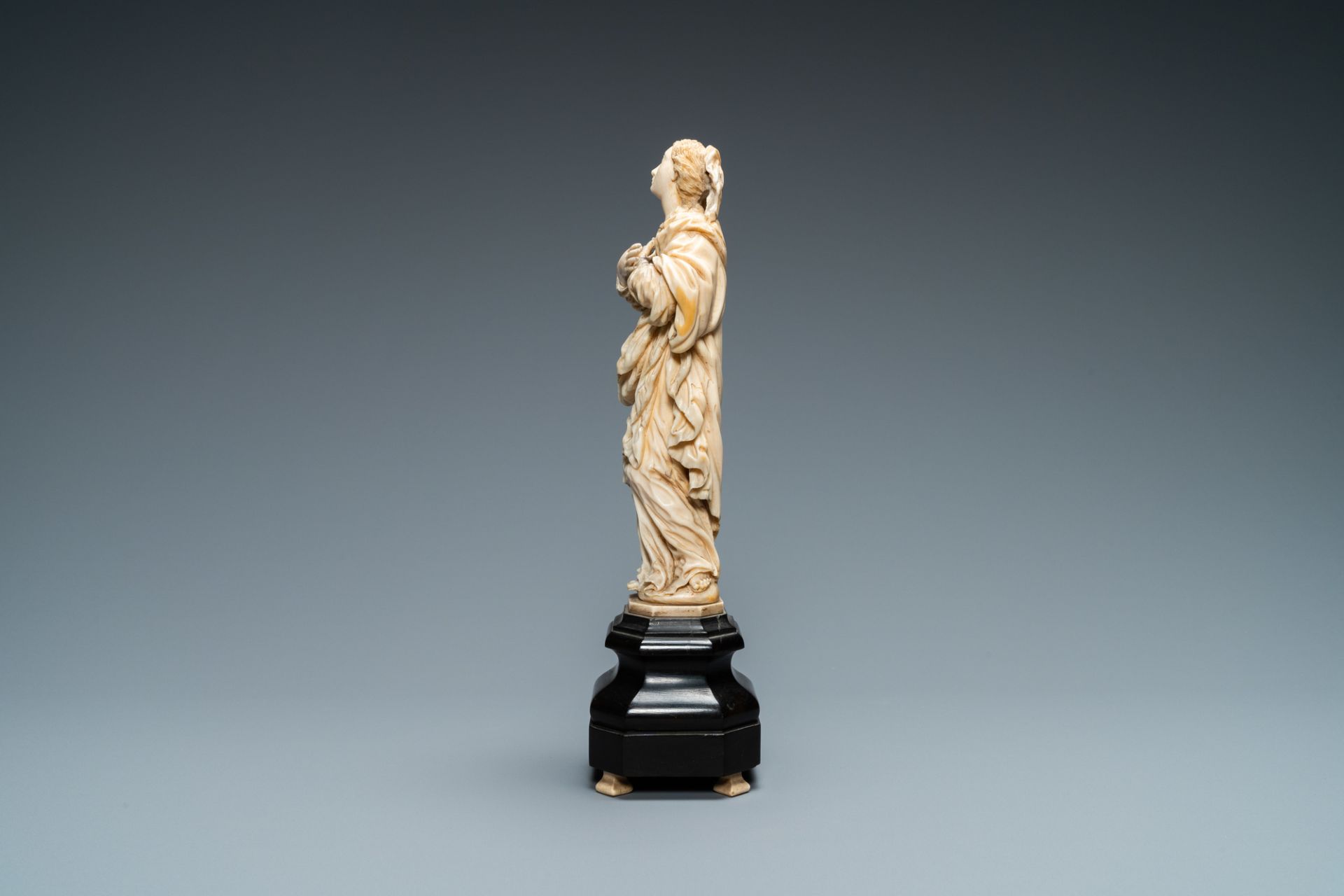 An ivory figure of a Madonna on wooden stand, Flanders or Germany, 17th C. - Bild 3 aus 7