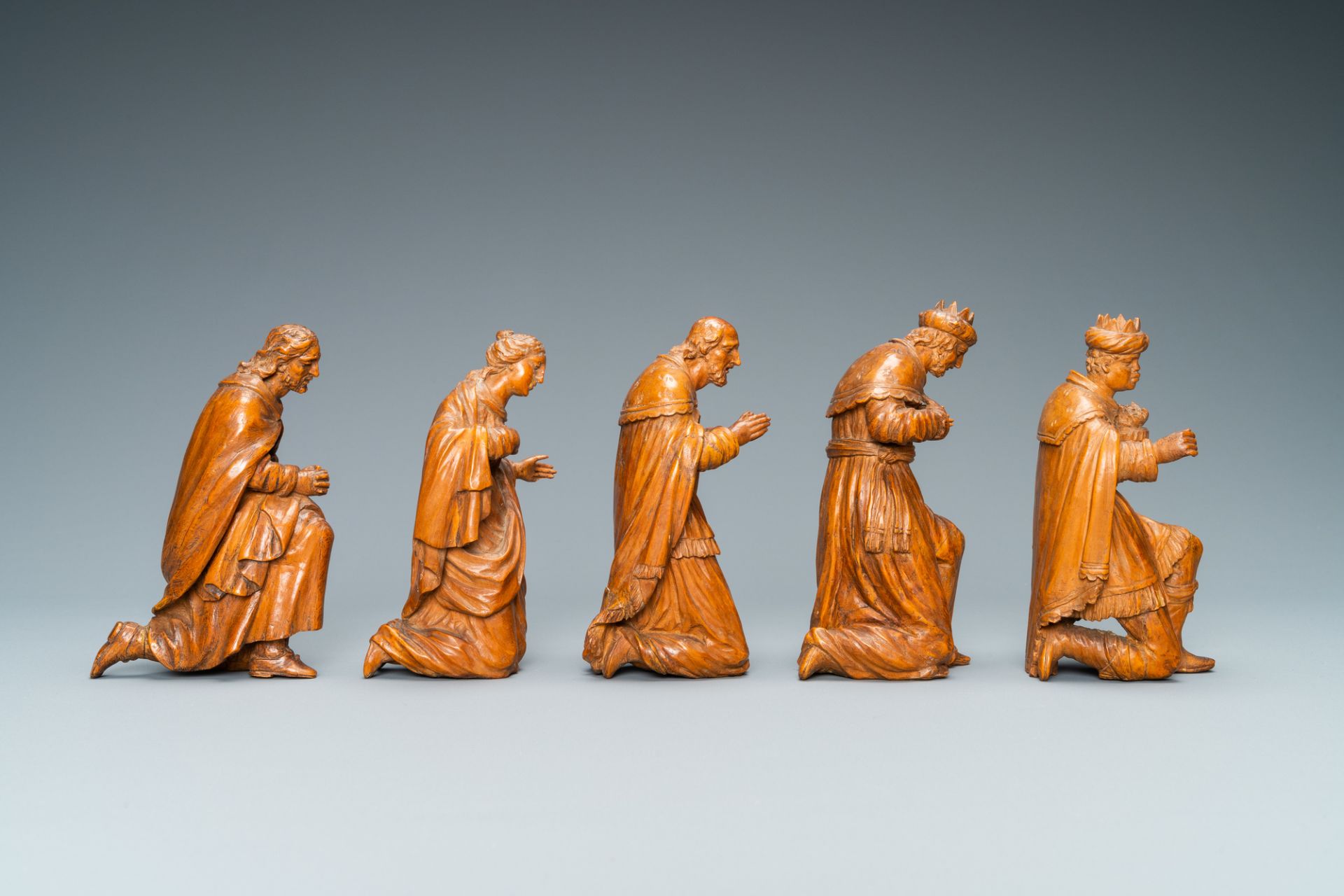 A wooden 'The adoration of the magi' group, Italy, 18th C. - Image 7 of 15