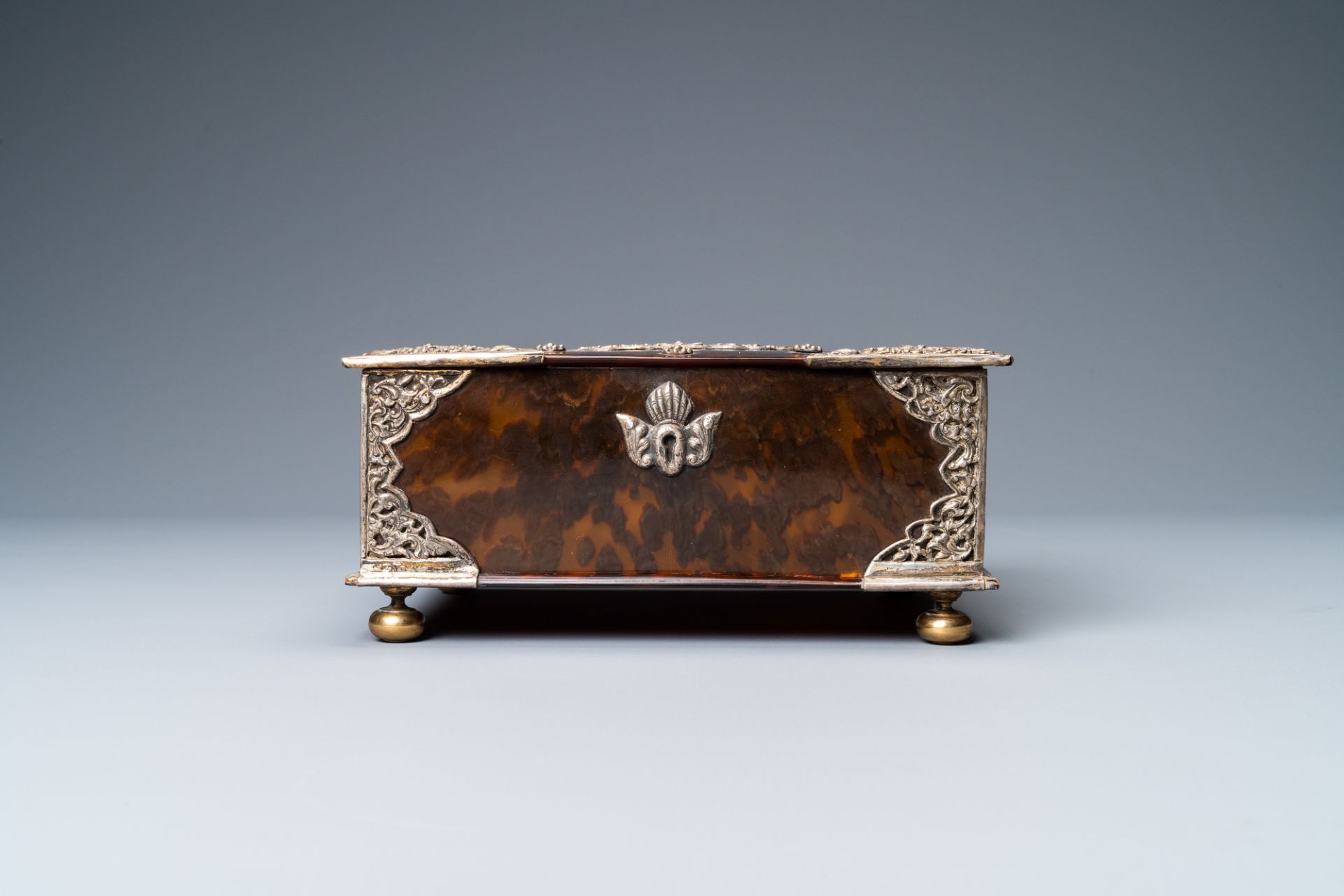 A Dutch colonial silver-mounted tortoise shell sirih casket, ca. 1700 - Image 5 of 10