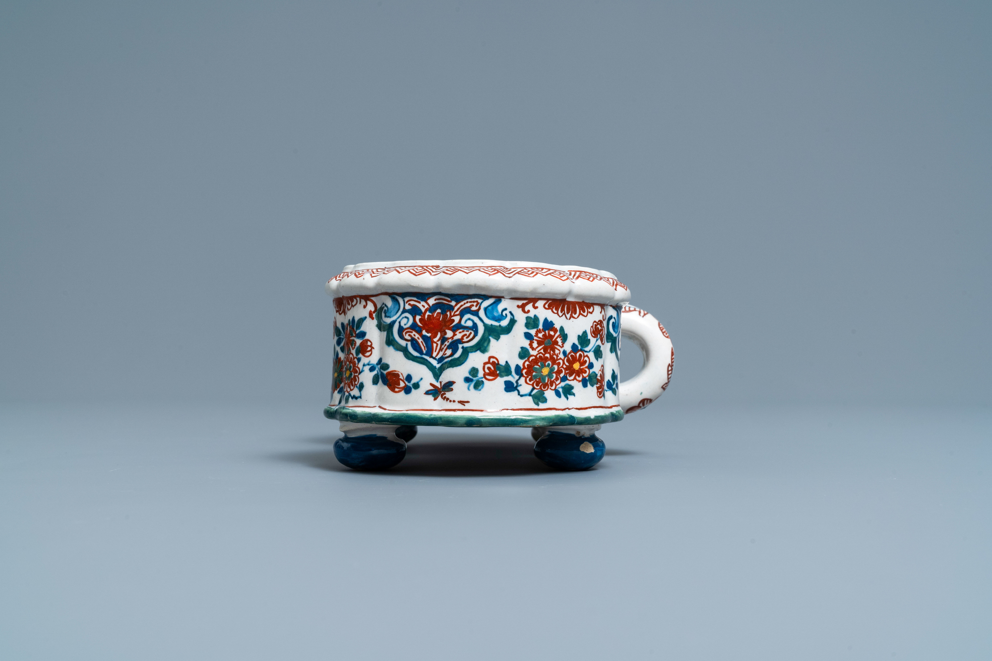 A Dutch Delft cashmere palette cruet set on stand, 1st quarter 18th C. - Image 5 of 19