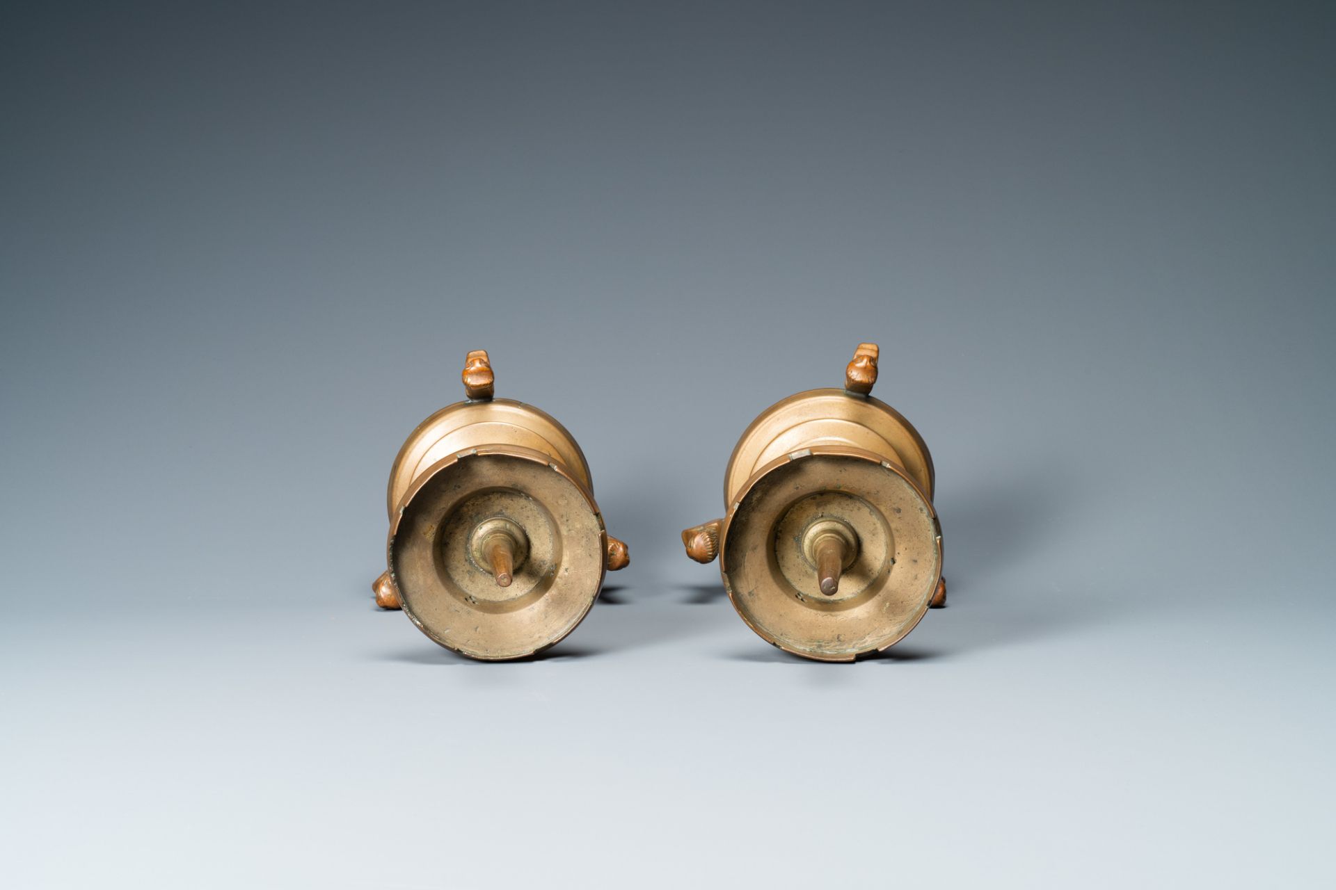 A pair of brass alloy candlesticks on lion feet, The Netherlands, 1st half 15th C. - Image 5 of 6