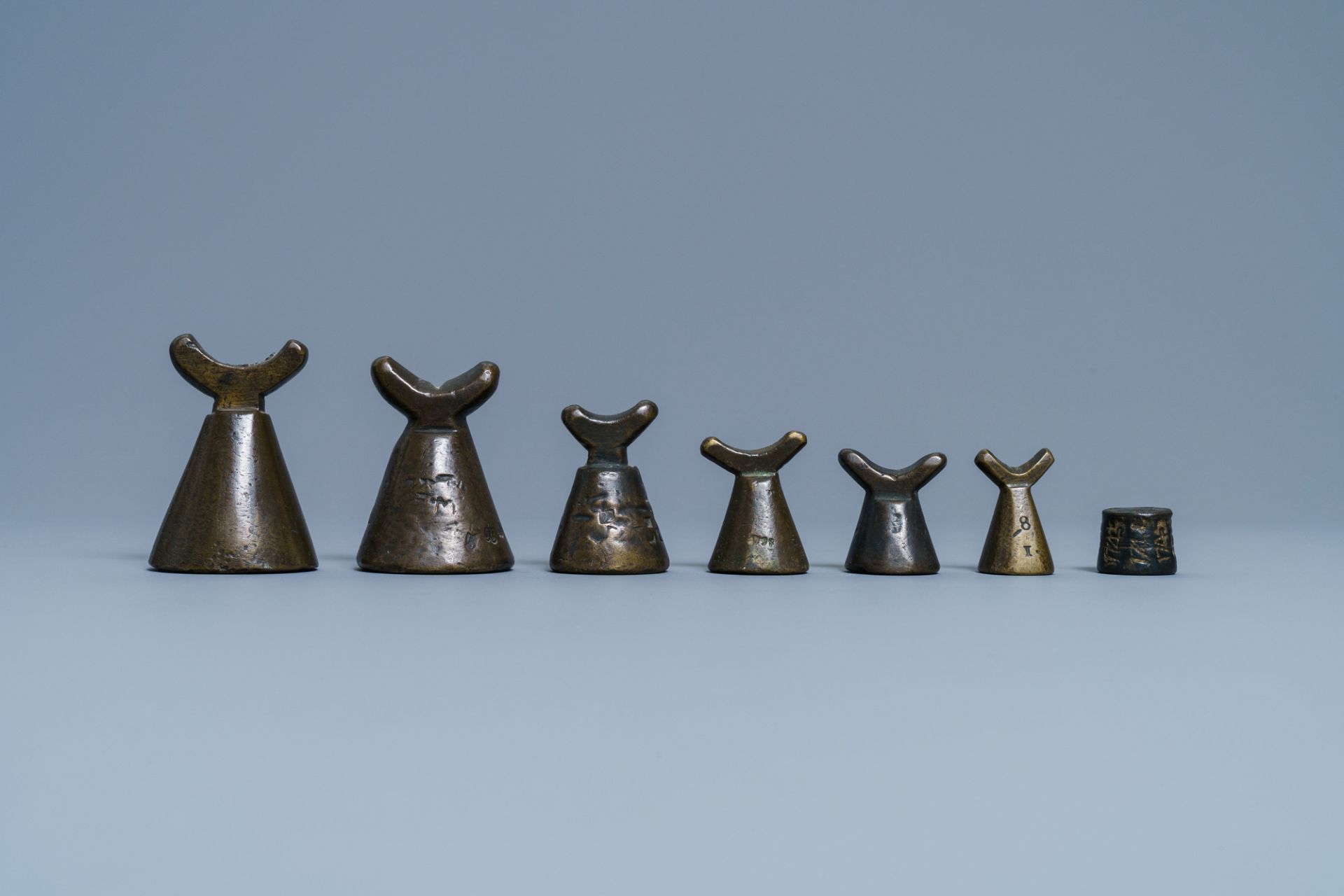 Fourteen bronze weights, France, 16/18th C. - Bild 2 aus 16