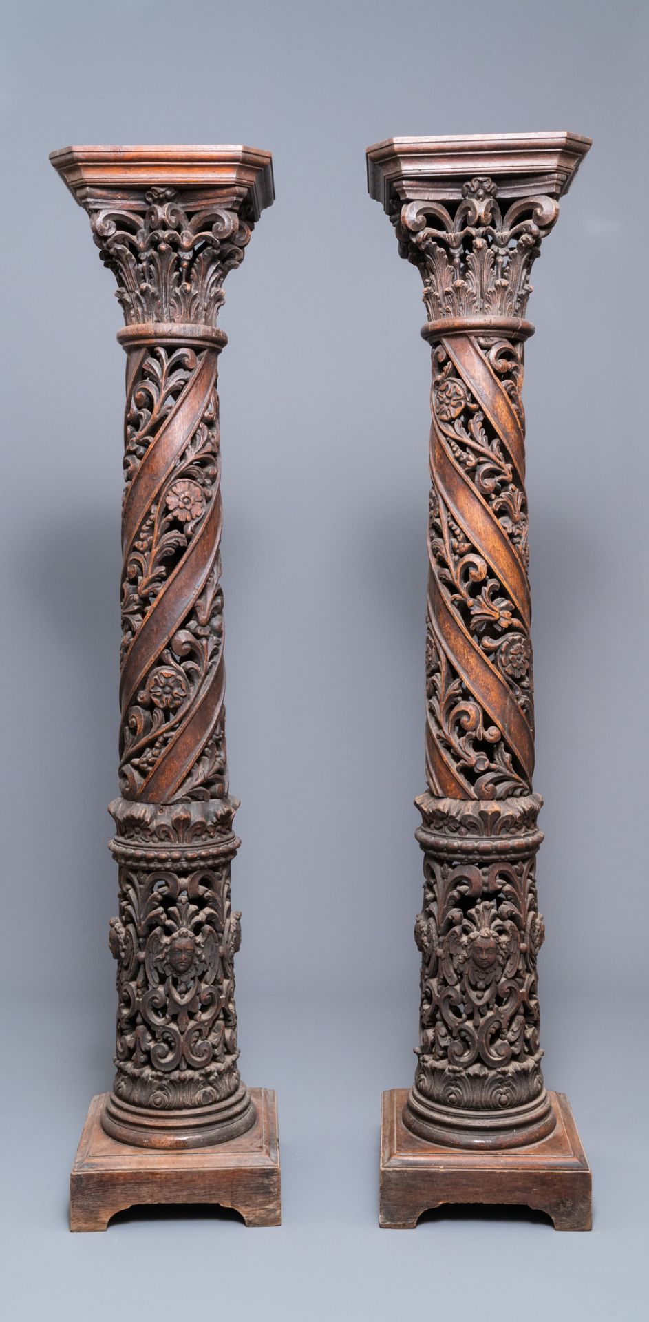 A pair of reticulated carved oak Corinthian columns with cherub heads and vines, 17th C. - Bild 2 aus 7