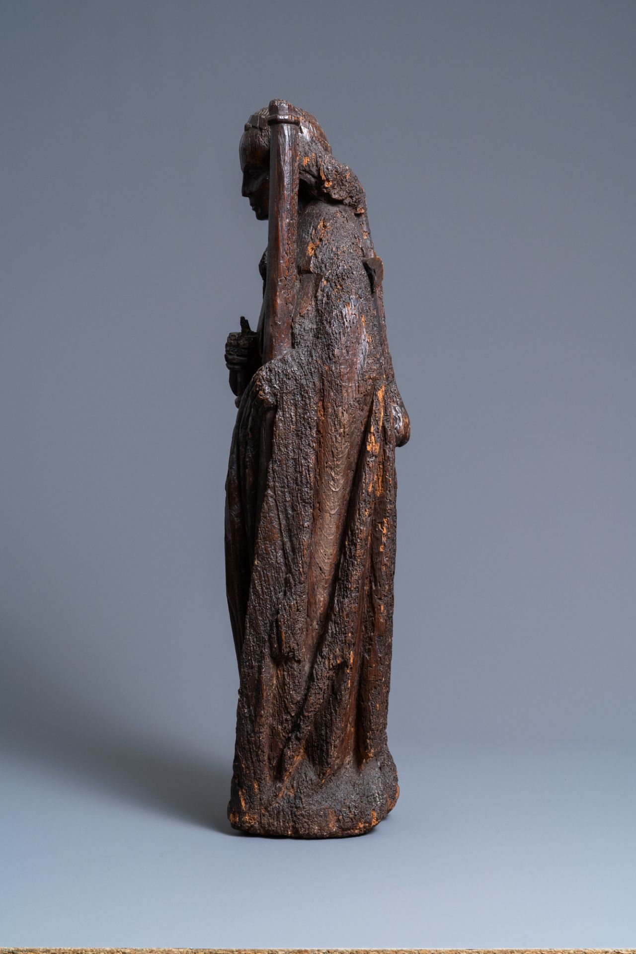 An oak figure of an angel holding the Instruments of the Passion, Brabant region, Southern Netherlan - Image 6 of 8