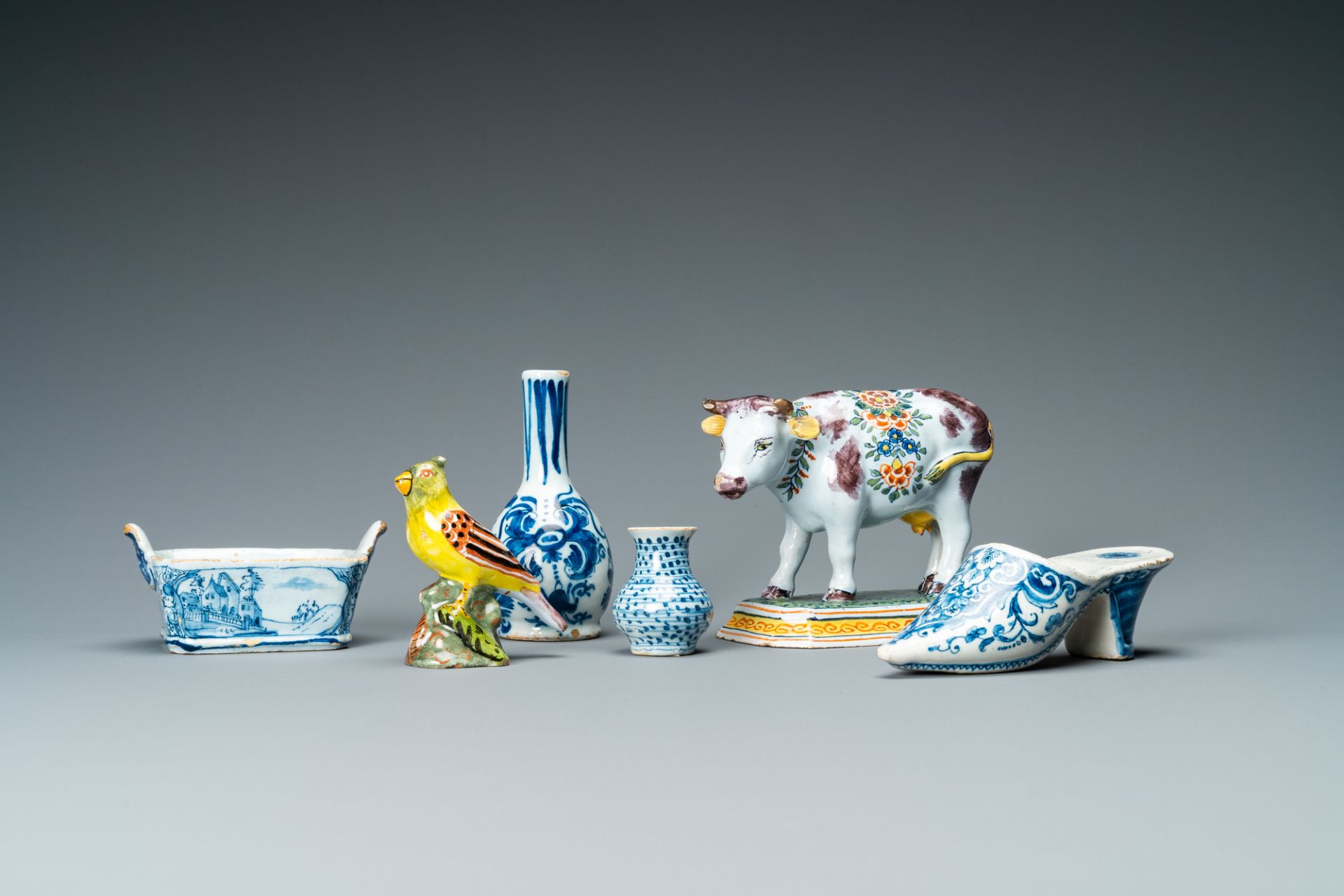 A varied collection of blue and white and polychrome Delftware, 18/19th C. - Bild 2 aus 14