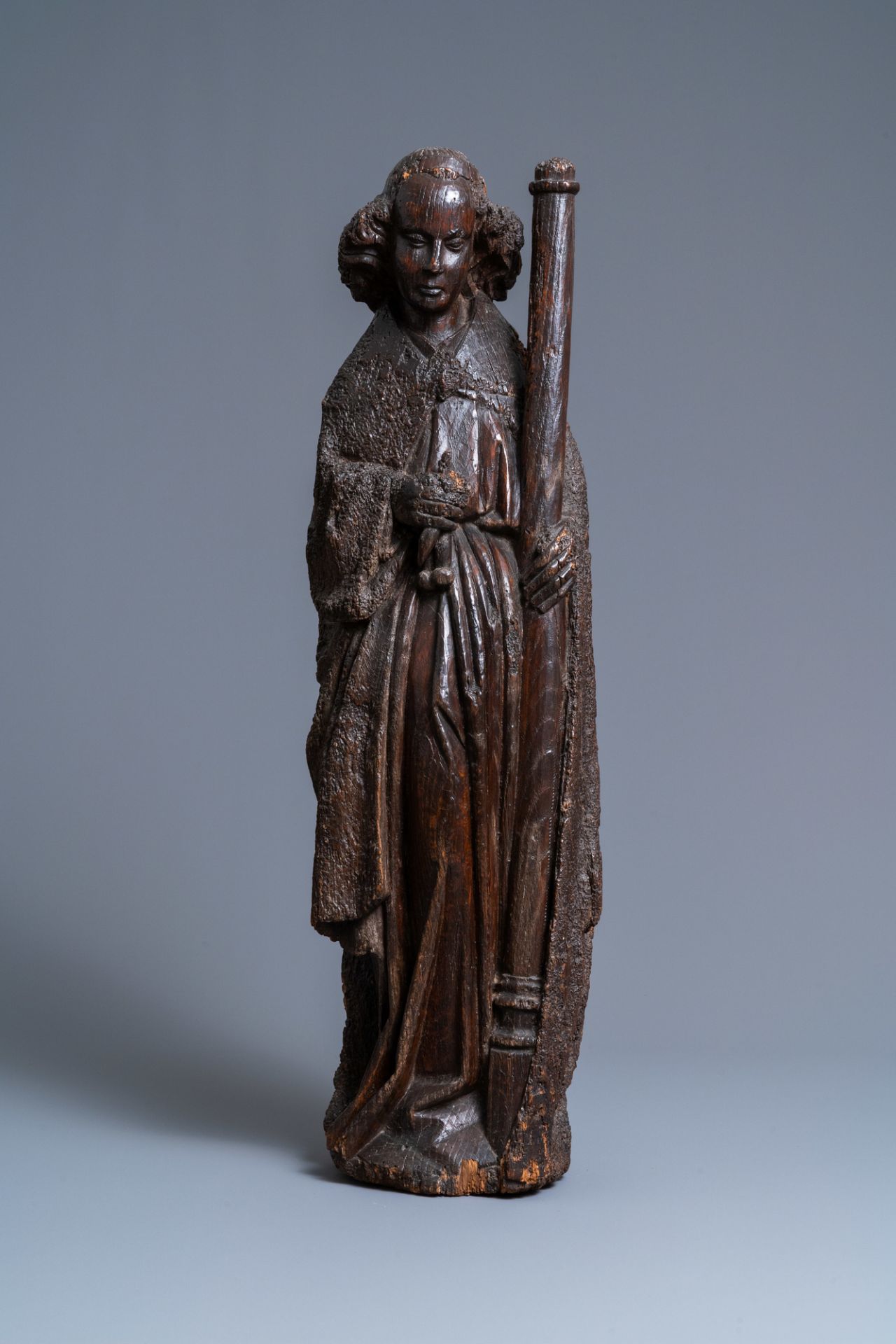 An oak figure of an angel holding the Instruments of the Passion, Brabant region, Southern Netherlan - Image 2 of 8