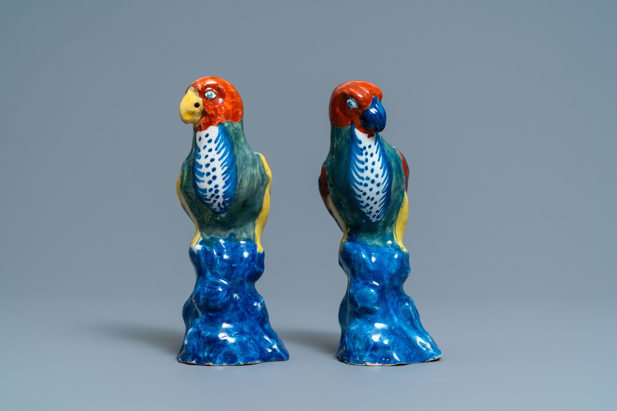 A pair of polychrome Dutch Delft models of parrots, 18th C. - Image 4 of 8
