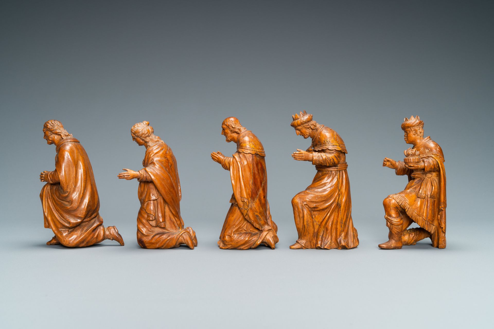 A wooden 'The adoration of the magi' group, Italy, 18th C. - Image 5 of 15